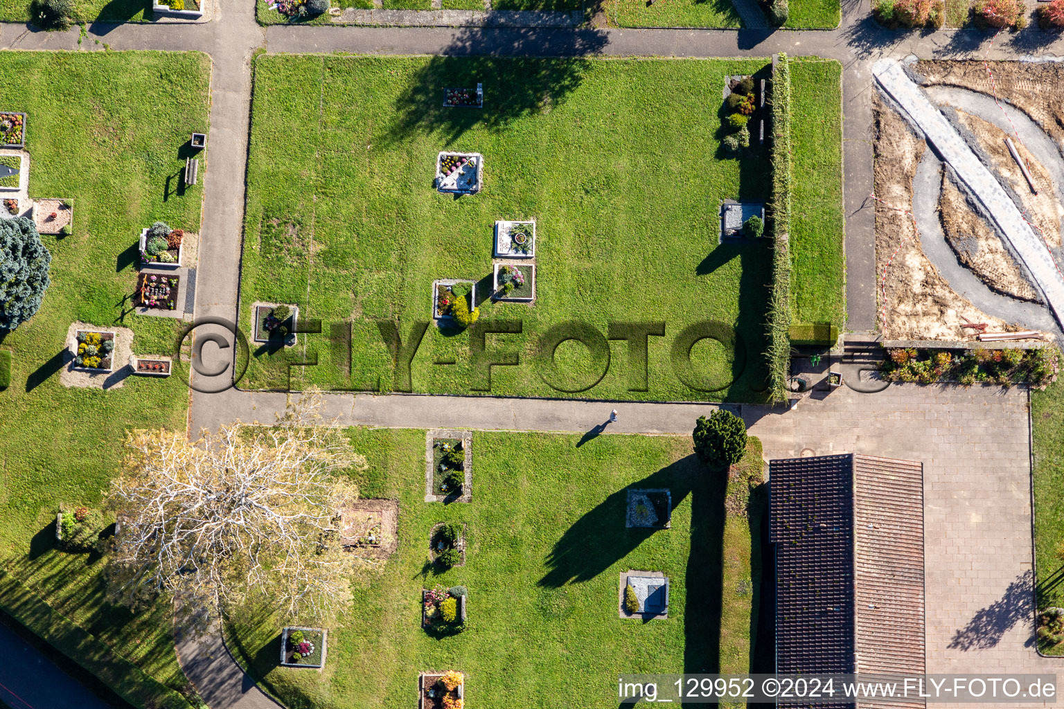 Cimetière Langensteinbach à le quartier Langensteinbach in Karlsbad dans le département Bade-Wurtemberg, Allemagne vue d'en haut