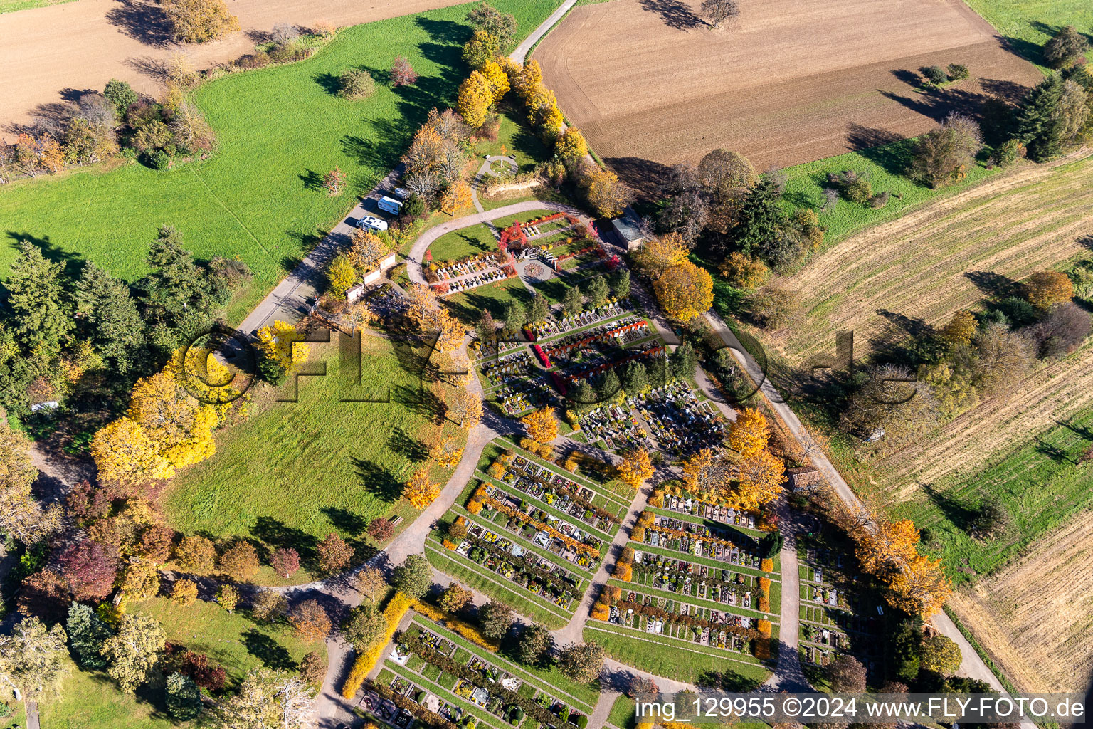 Cimetière Langensteinbach à le quartier Langensteinbach in Karlsbad dans le département Bade-Wurtemberg, Allemagne depuis l'avion