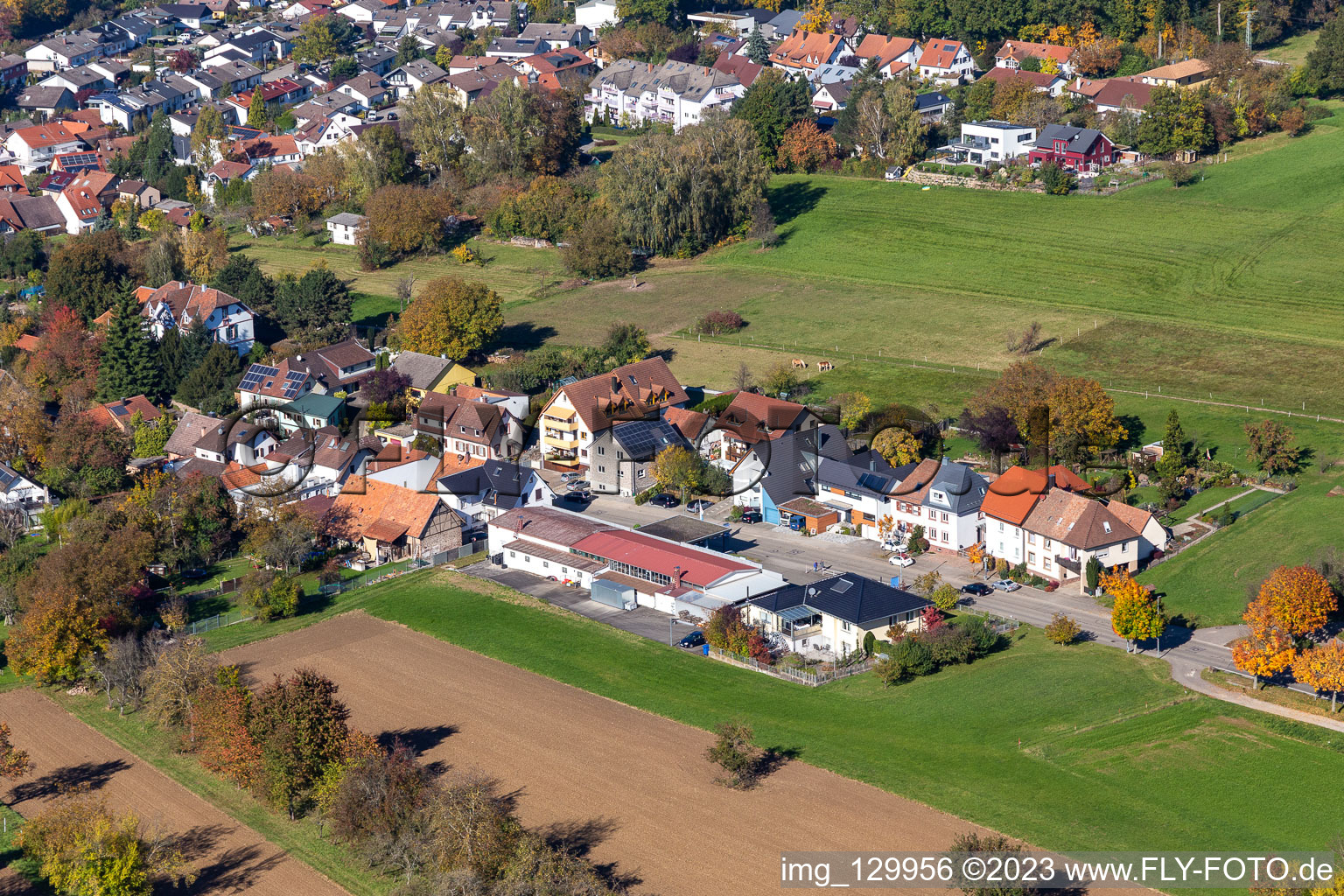 Vue aérienne de Pforzheimerstr à le quartier Langensteinbach in Karlsbad dans le département Bade-Wurtemberg, Allemagne
