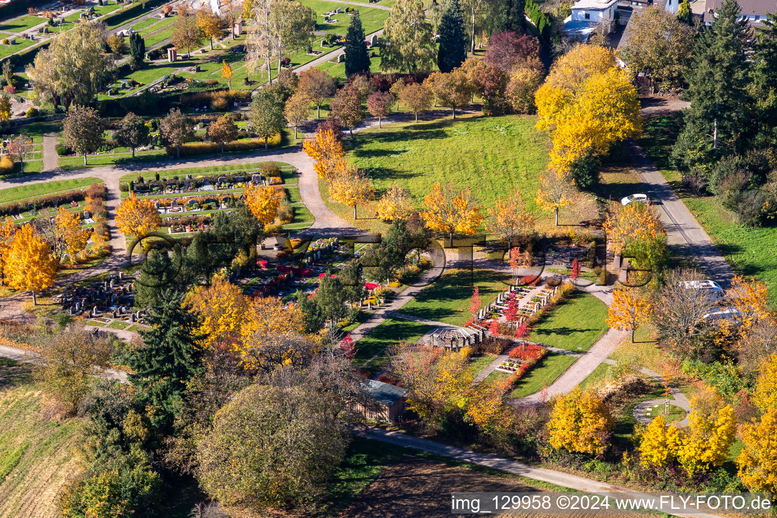 Vue d'oiseau de Cimetière Langensteinbach à le quartier Langensteinbach in Karlsbad dans le département Bade-Wurtemberg, Allemagne