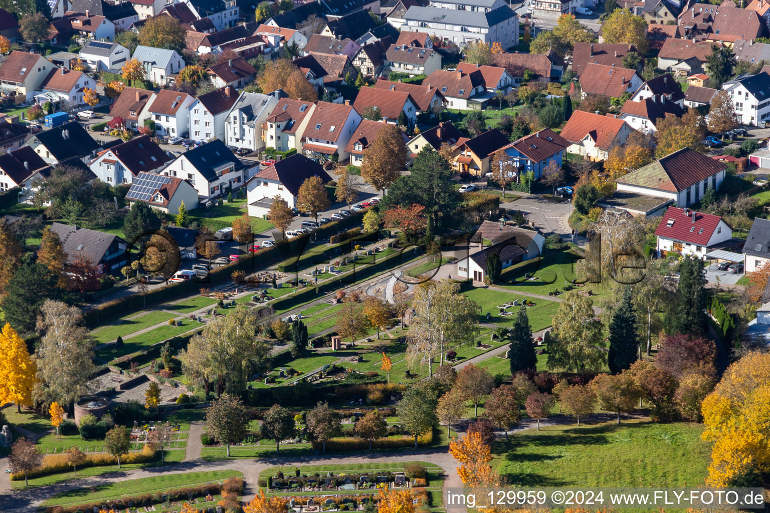 Cimetière Langensteinbach à le quartier Langensteinbach in Karlsbad dans le département Bade-Wurtemberg, Allemagne vue du ciel