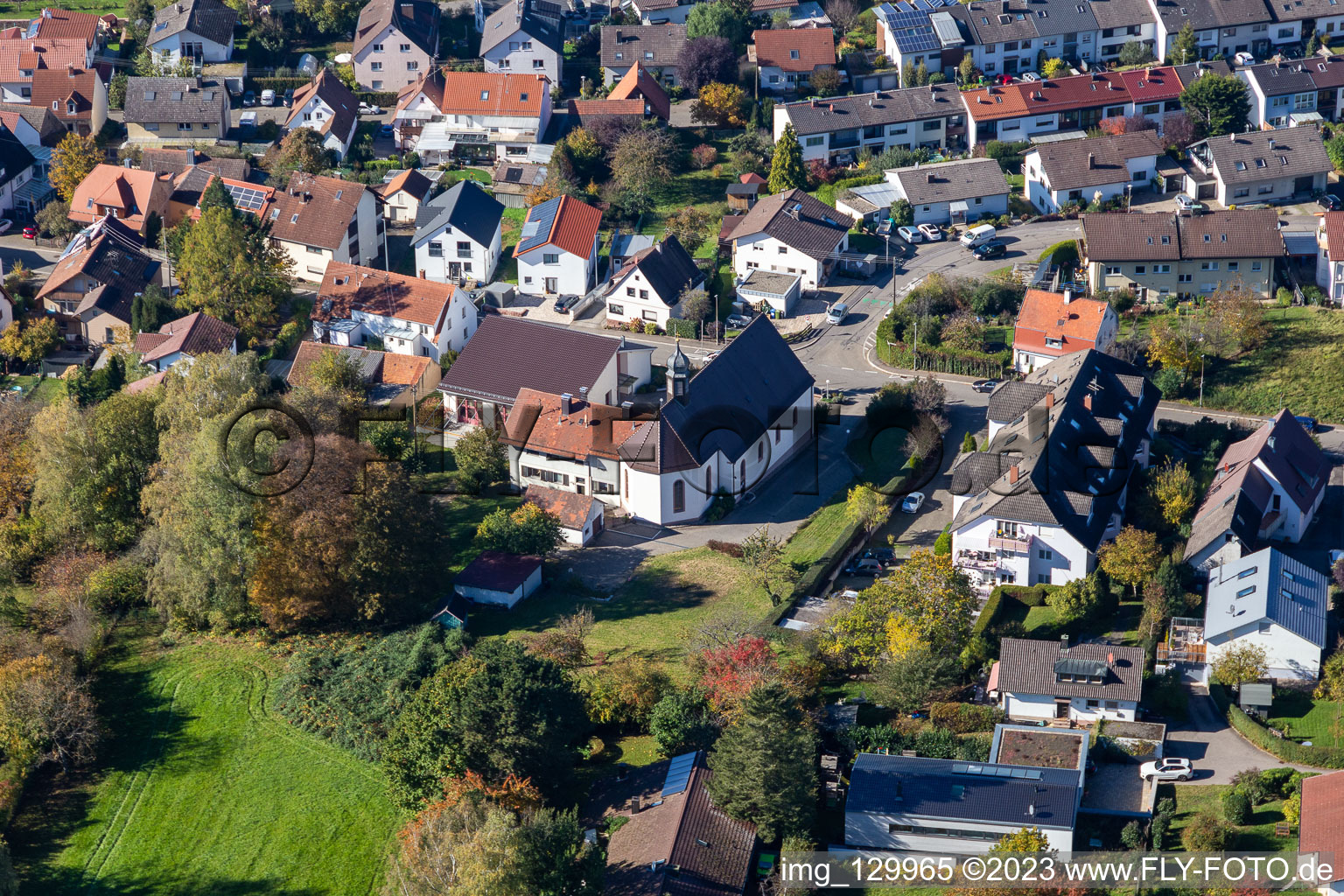 Vue aérienne de Église catholique à le quartier Langensteinbach in Karlsbad dans le département Bade-Wurtemberg, Allemagne