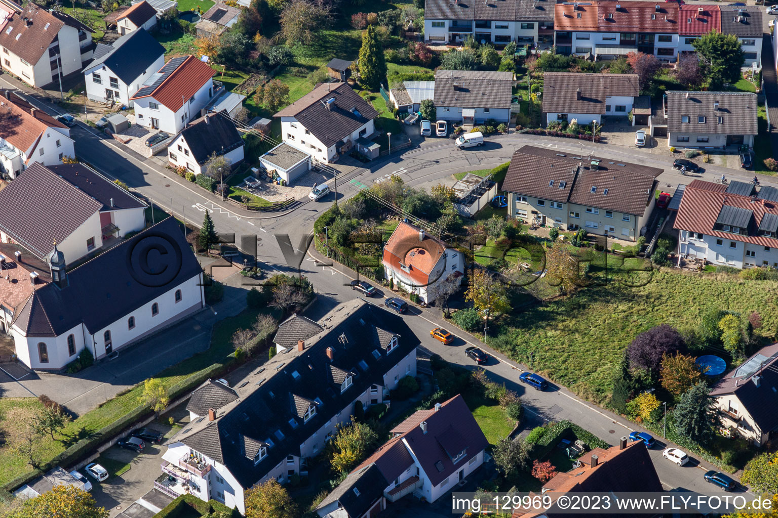 Vue oblique de Wilhelm-Roether-Strasse à le quartier Langensteinbach in Karlsbad dans le département Bade-Wurtemberg, Allemagne