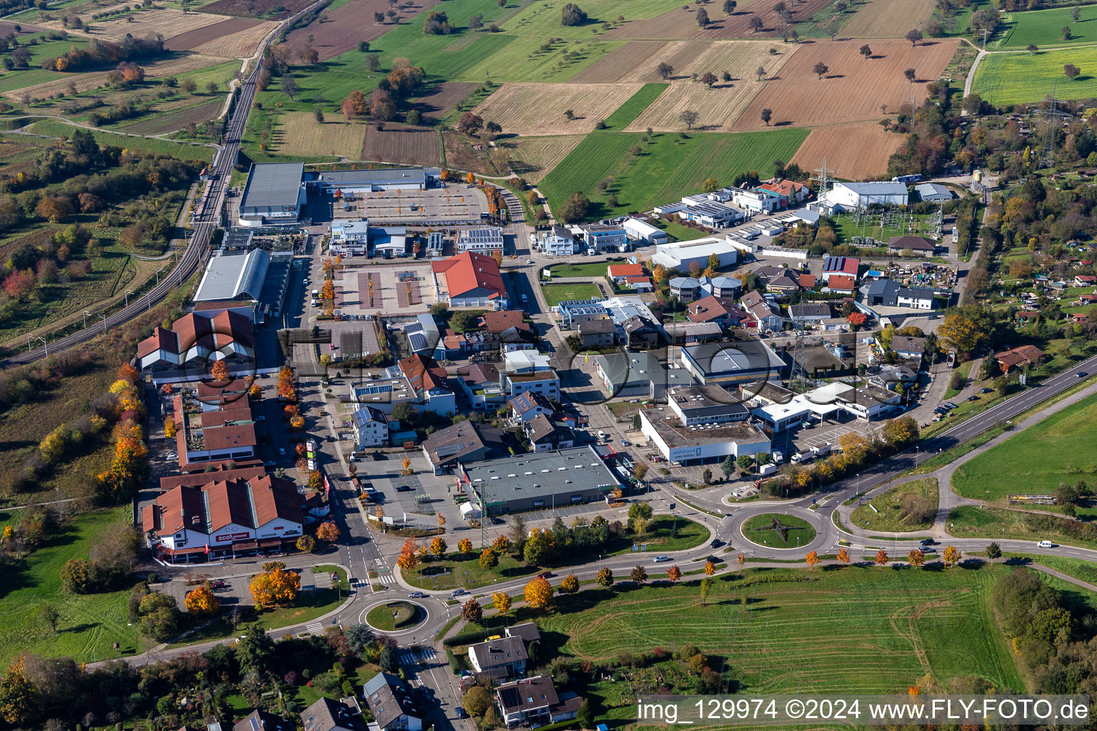 Vue aérienne de Centre commercial à le quartier Langensteinbach in Karlsbad dans le département Bade-Wurtemberg, Allemagne