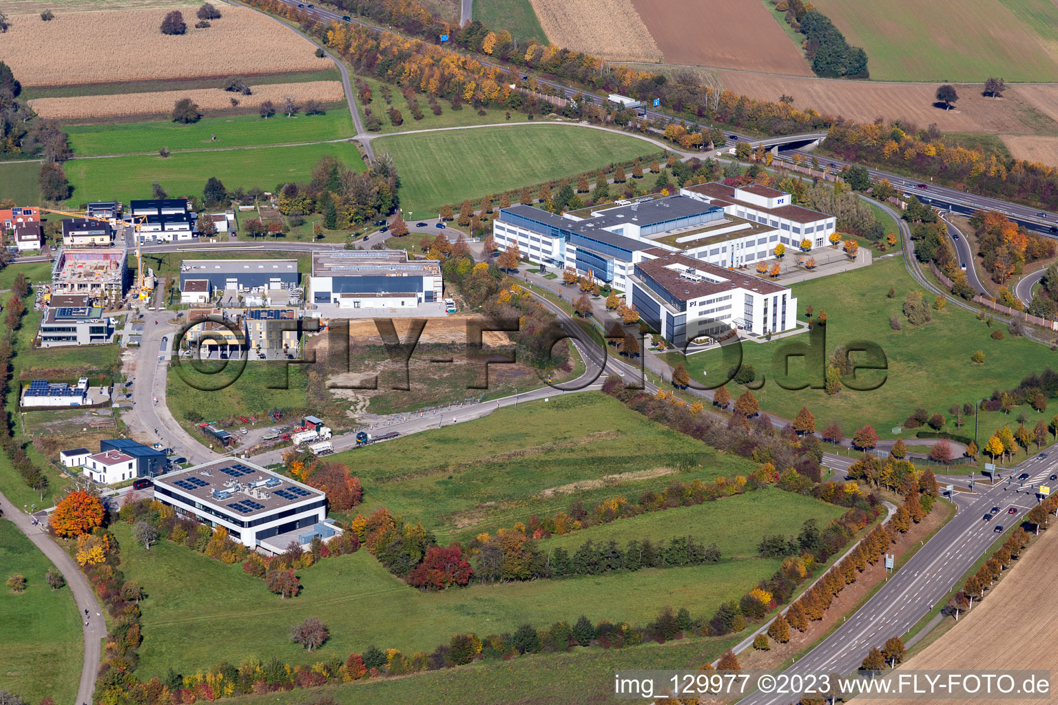 Vue aérienne de Immeuble de bureaux du bâtiment administratif et commercial de Physik Geräte (PI) GmbH & Co. KG sur l'A8 à le quartier Stupferich in Karlsruhe dans le département Bade-Wurtemberg, Allemagne