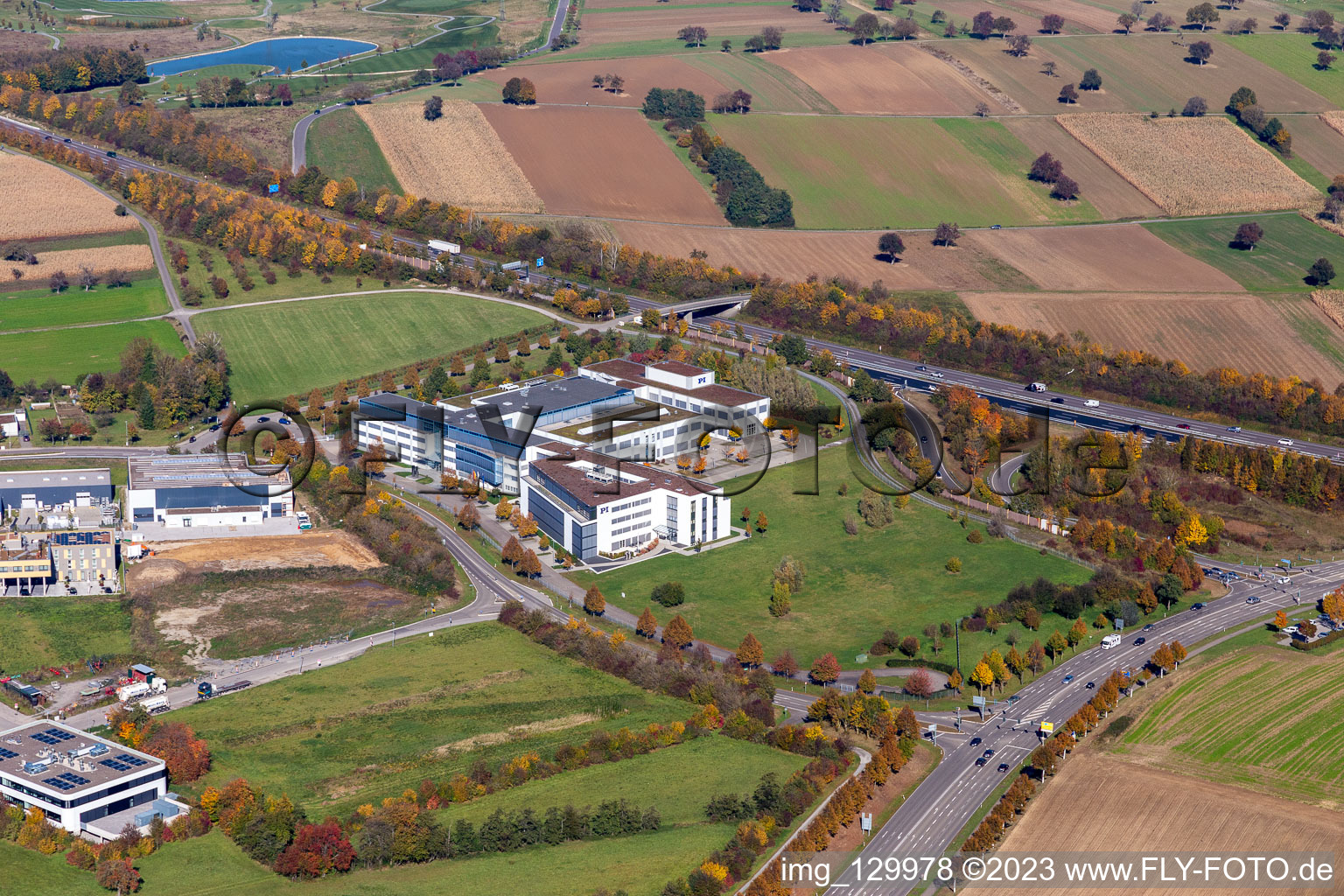 Vue aérienne de Instruments de physique (PI) GmbH & Co. KG à le quartier Stupferich in Karlsruhe dans le département Bade-Wurtemberg, Allemagne