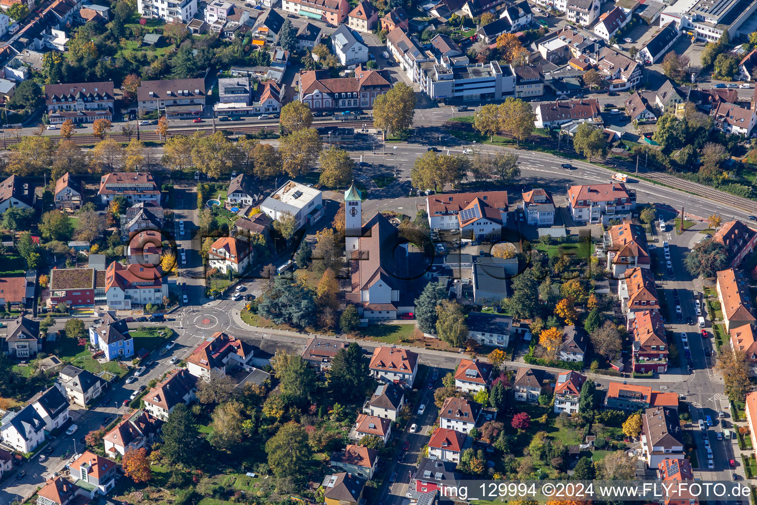 Vue aérienne de Église du Christ-Roi Breisgaustr à le quartier Rüppurr in Karlsruhe dans le département Bade-Wurtemberg, Allemagne