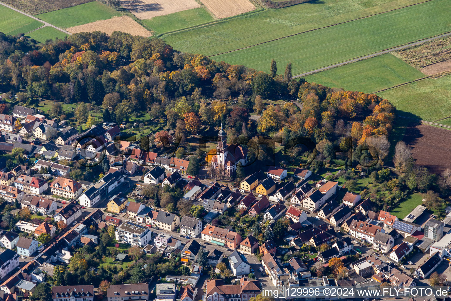 Vue aérienne de Église de la Résurrection Rüppurr à le quartier Rüppurr in Karlsruhe dans le département Bade-Wurtemberg, Allemagne