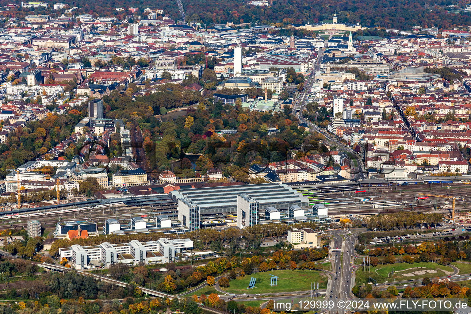 Vue aérienne de La voie ferrée et la gare principale de la Deutsche Bahn devant le zoo à le quartier Südweststadt in Karlsruhe dans le département Bade-Wurtemberg, Allemagne