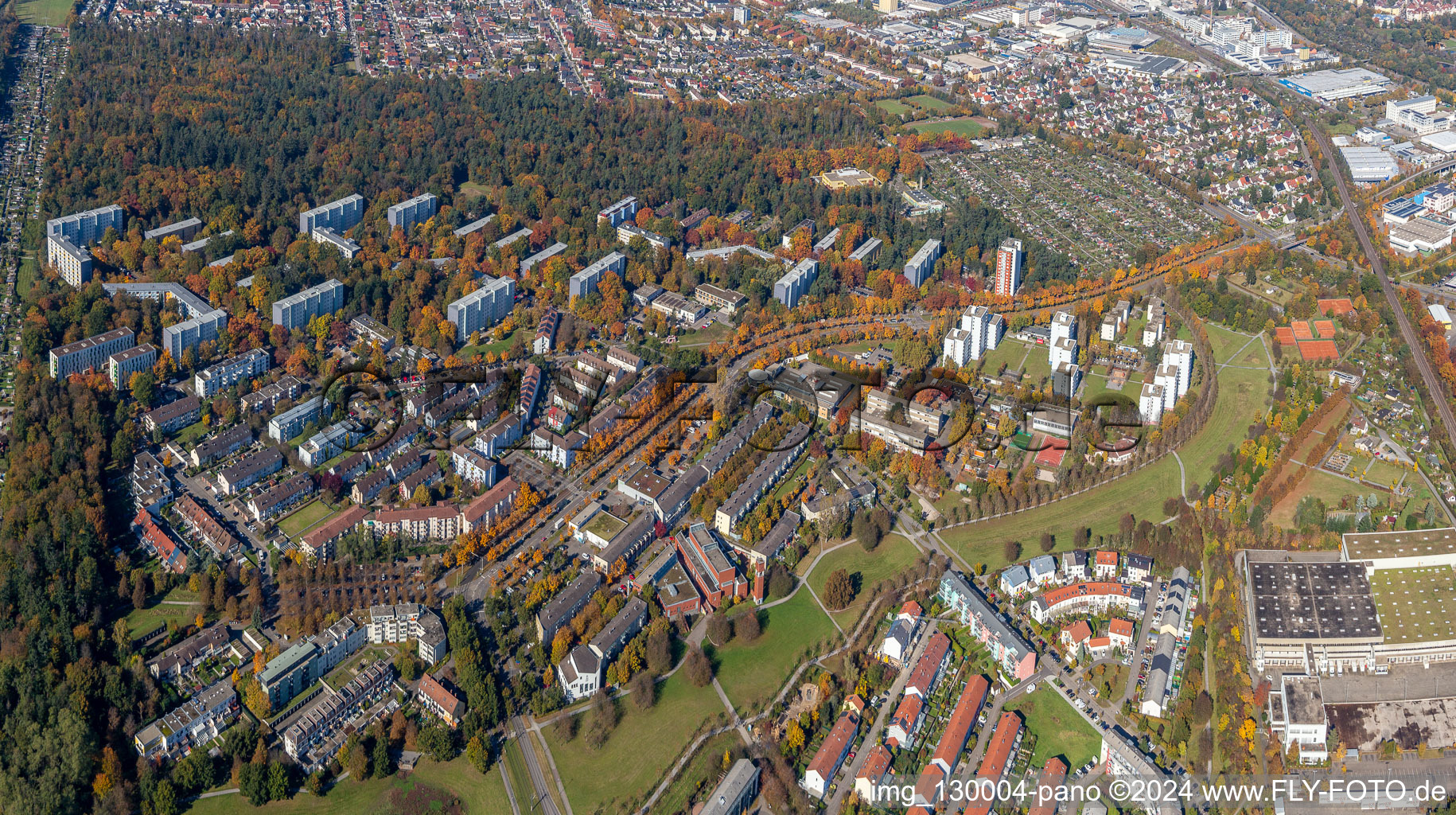 Vue aérienne de Automne à le quartier Oberreut in Karlsruhe dans le département Bade-Wurtemberg, Allemagne