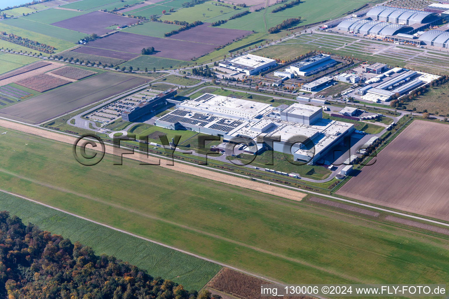 Vue aérienne de Sites de l'usine EDEKA Südwest Fleisch à l'aéroport à le quartier Silberstreifen in Rheinstetten dans le département Bade-Wurtemberg, Allemagne