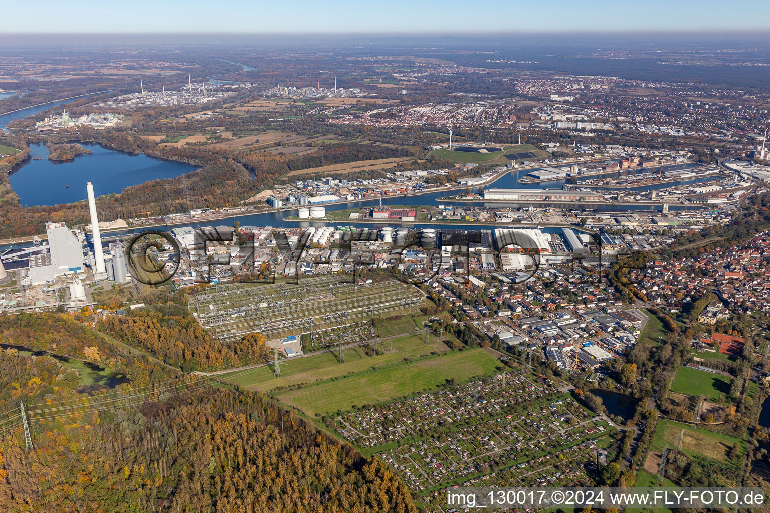 Vue d'oiseau de Quartier Rheinhafen in Karlsruhe dans le département Bade-Wurtemberg, Allemagne