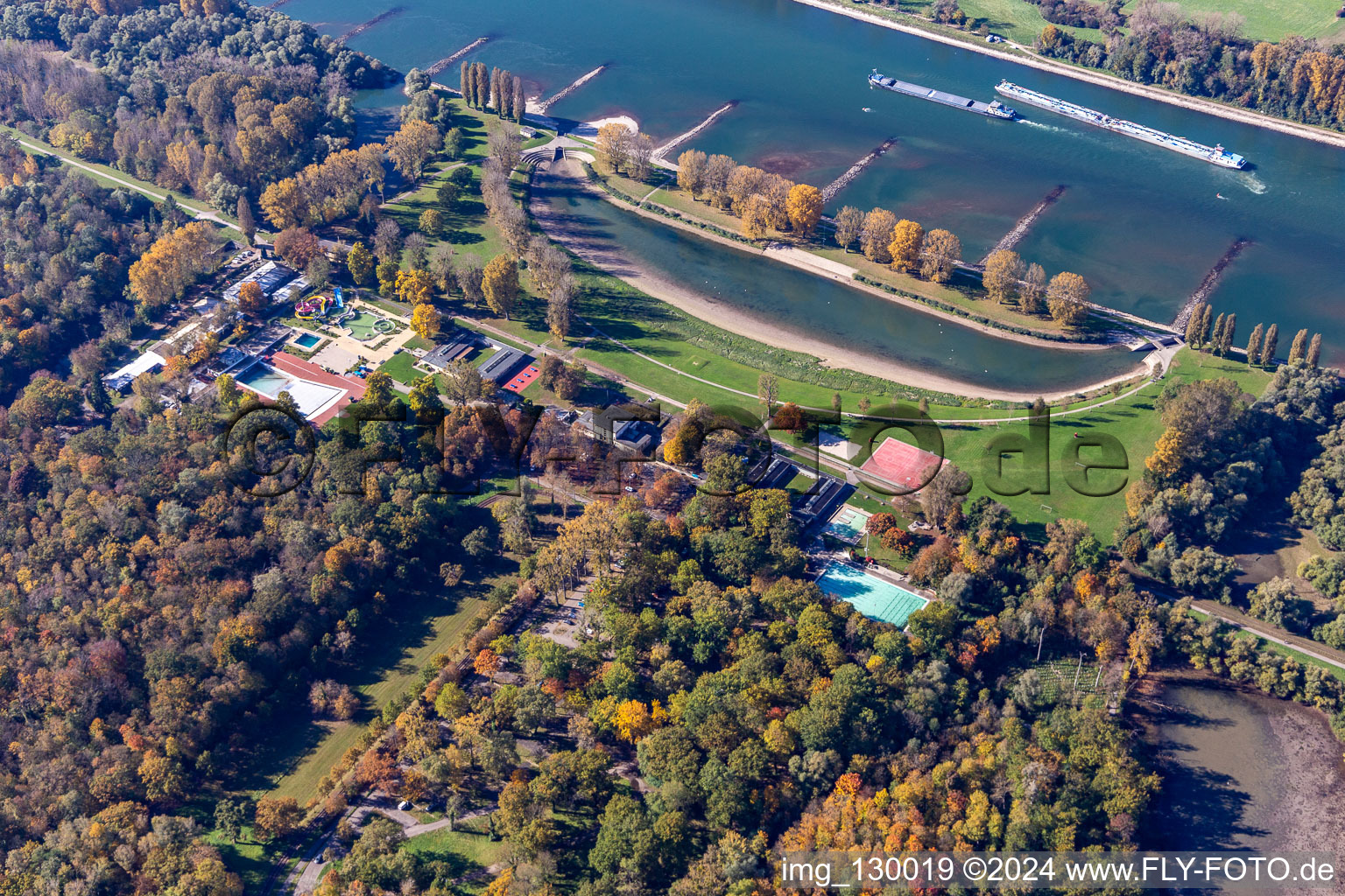 Vue aérienne de Zones riveraines de la piscine extérieure Rheinstrandbad Rappenwörth sur le Rhin à le quartier Daxlanden in Karlsruhe dans le département Bade-Wurtemberg, Allemagne