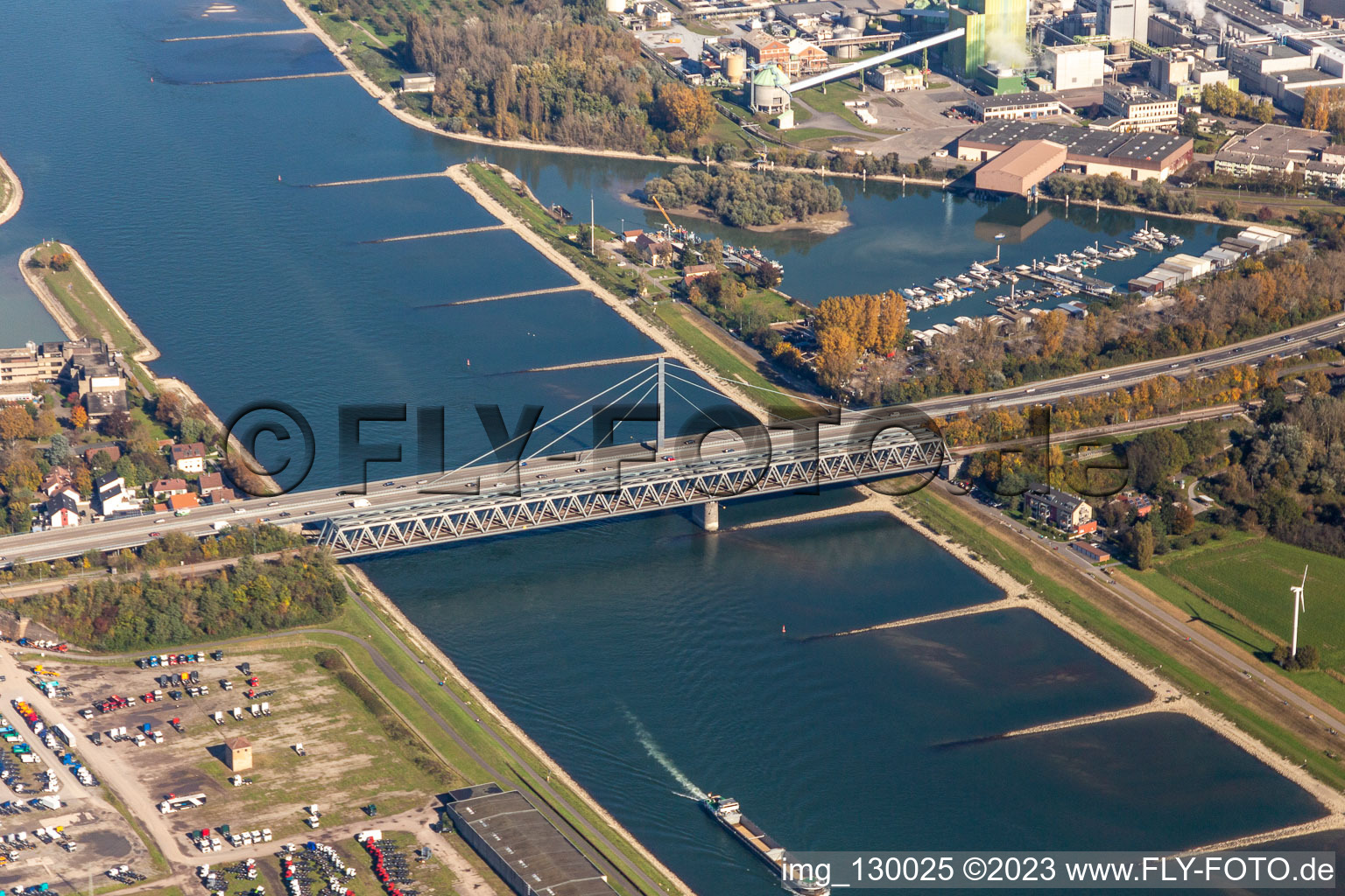 Vue aérienne de Rivière - ouvrages de pont pour le chemin de fer et la B10 sur le Rhin près de Maxau à le quartier Knielingen in Karlsruhe dans le département Bade-Wurtemberg, Allemagne