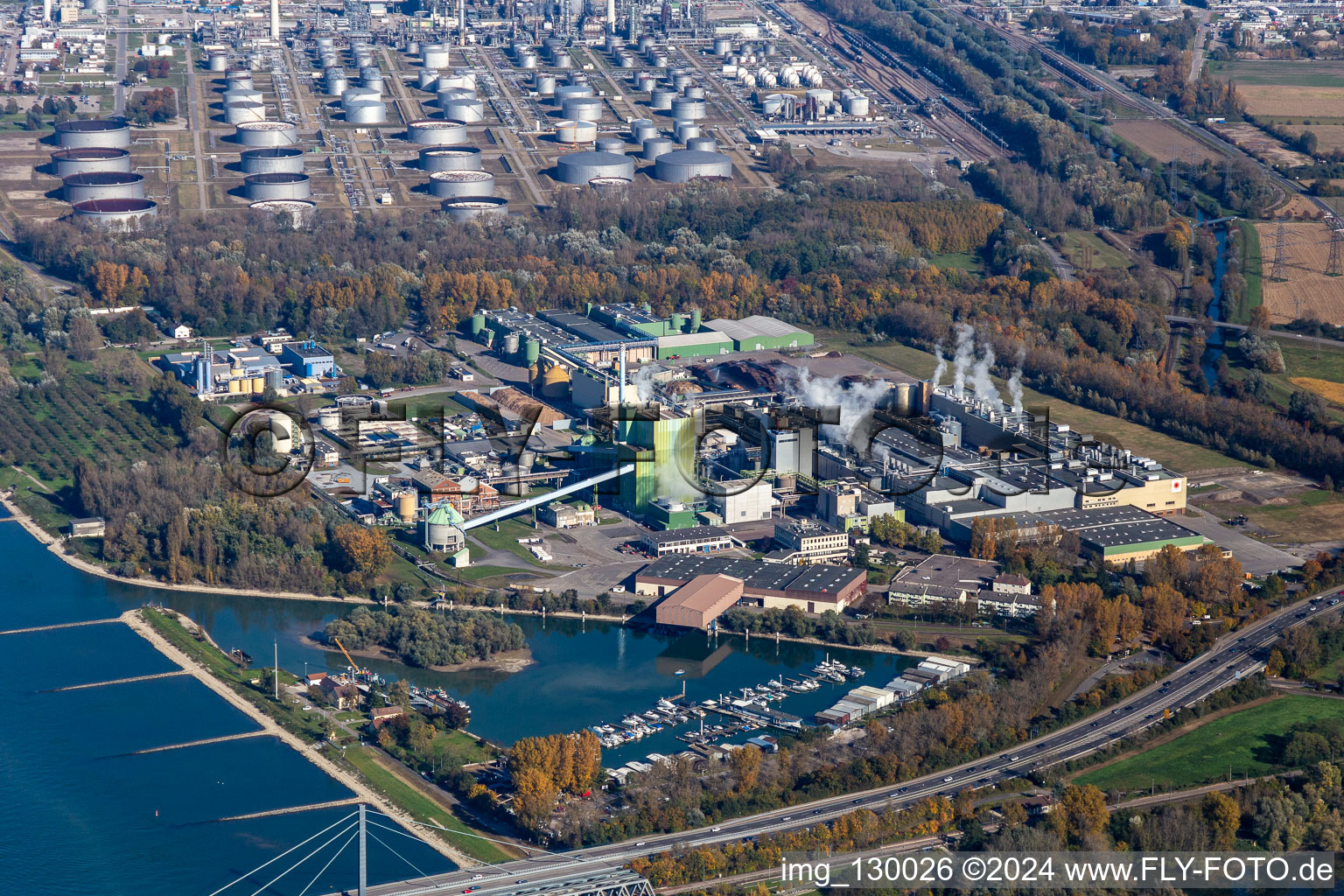 Vue aérienne de Le site de la papeterie Stora Enso sur le Rhin à le quartier Knielingen in Karlsruhe dans le département Bade-Wurtemberg, Allemagne