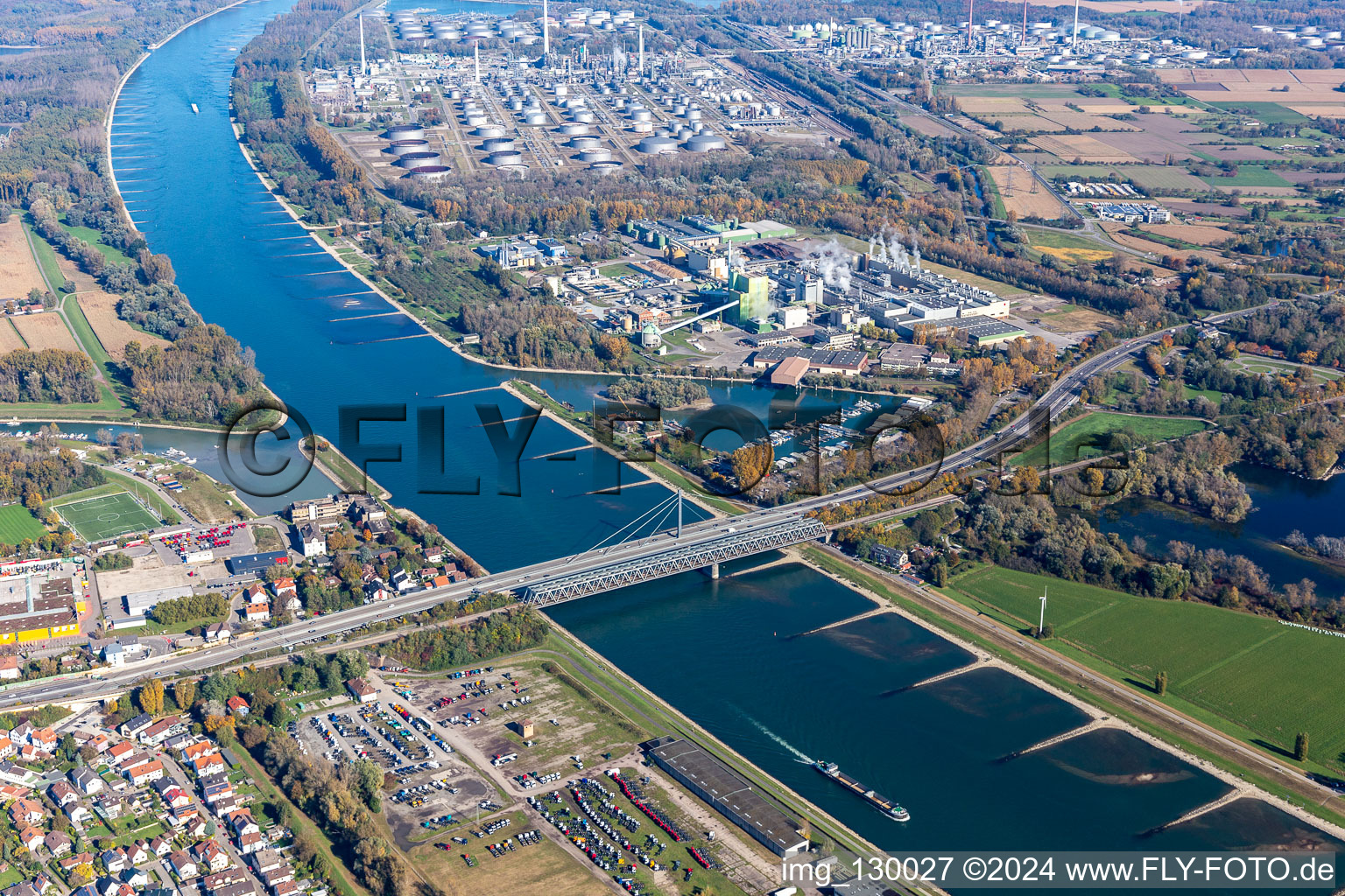 Vue aérienne de Usine de papier Stora Enso Maxau GmbH à le quartier Rheinhafen in Karlsruhe dans le département Bade-Wurtemberg, Allemagne