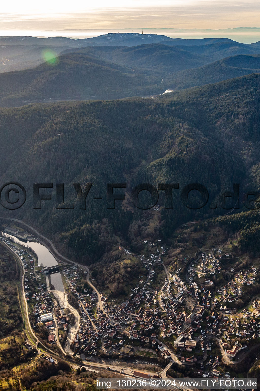 Vue aérienne de Murgtal à Forbach dans le département Bade-Wurtemberg, Allemagne