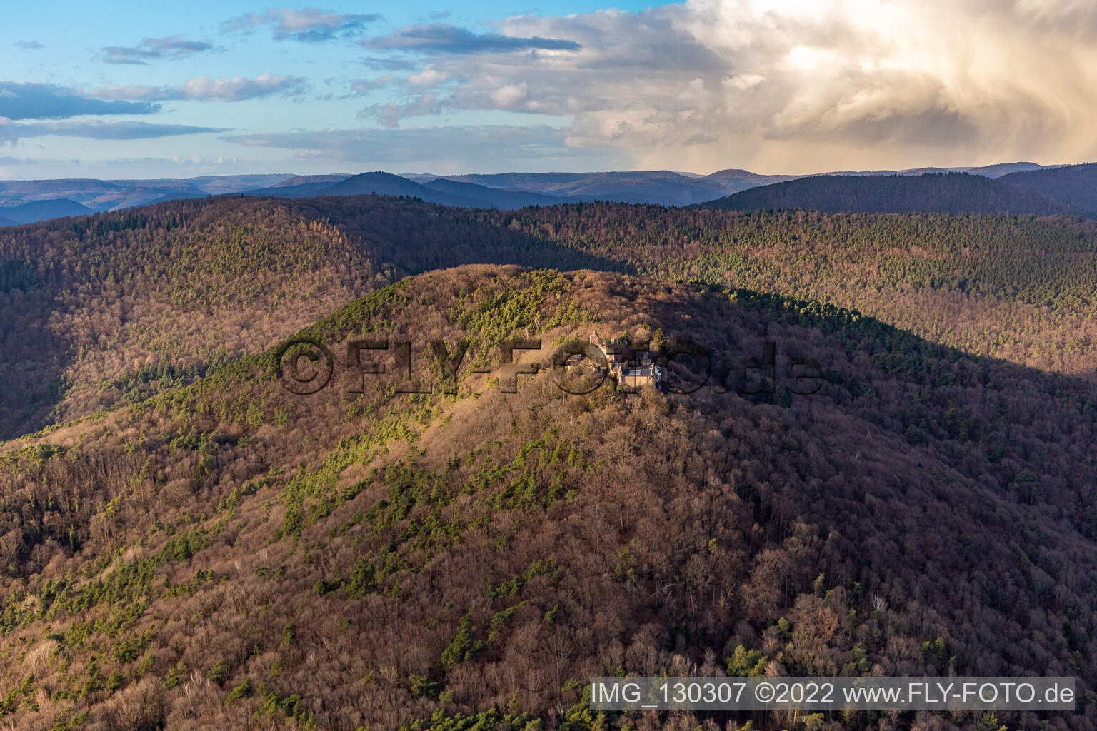 Vue d'oiseau de Madenbourg à Eschbach dans le département Rhénanie-Palatinat, Allemagne