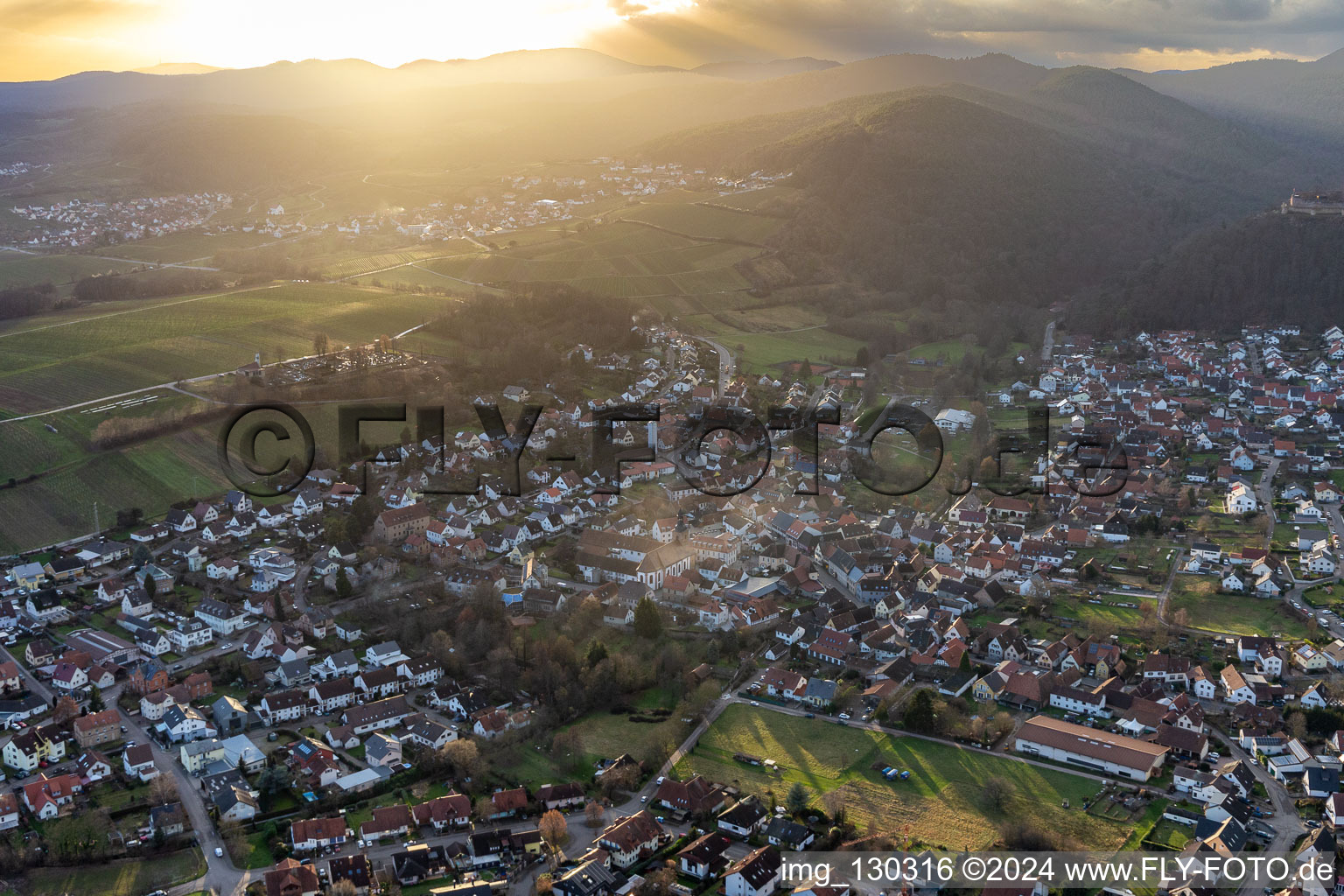 Vue aérienne de Klingenmünster dans le département Rhénanie-Palatinat, Allemagne