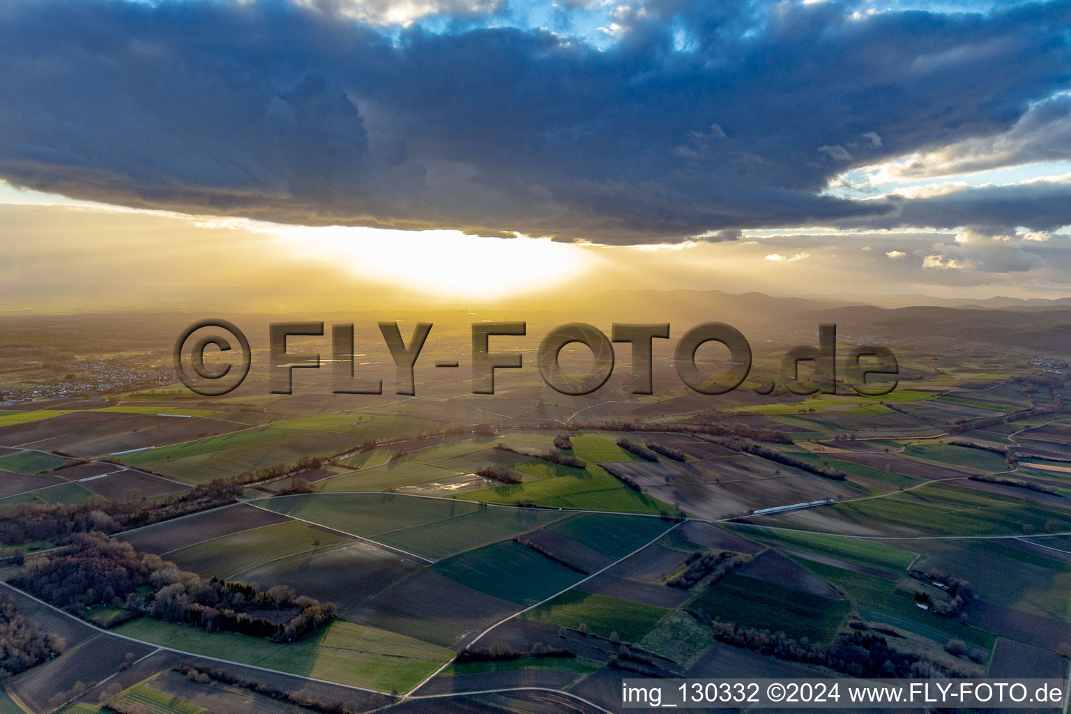 Vue aérienne de Coucher de soleil sur le Palatinat du Sud à Kapsweyer dans le département Rhénanie-Palatinat, Allemagne