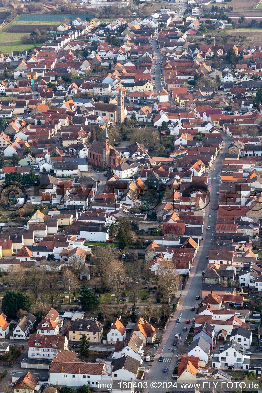 Vue aérienne de Rue principale Dannstadt à le quartier Dannstadt in Dannstadt-Schauernheim dans le département Rhénanie-Palatinat, Allemagne