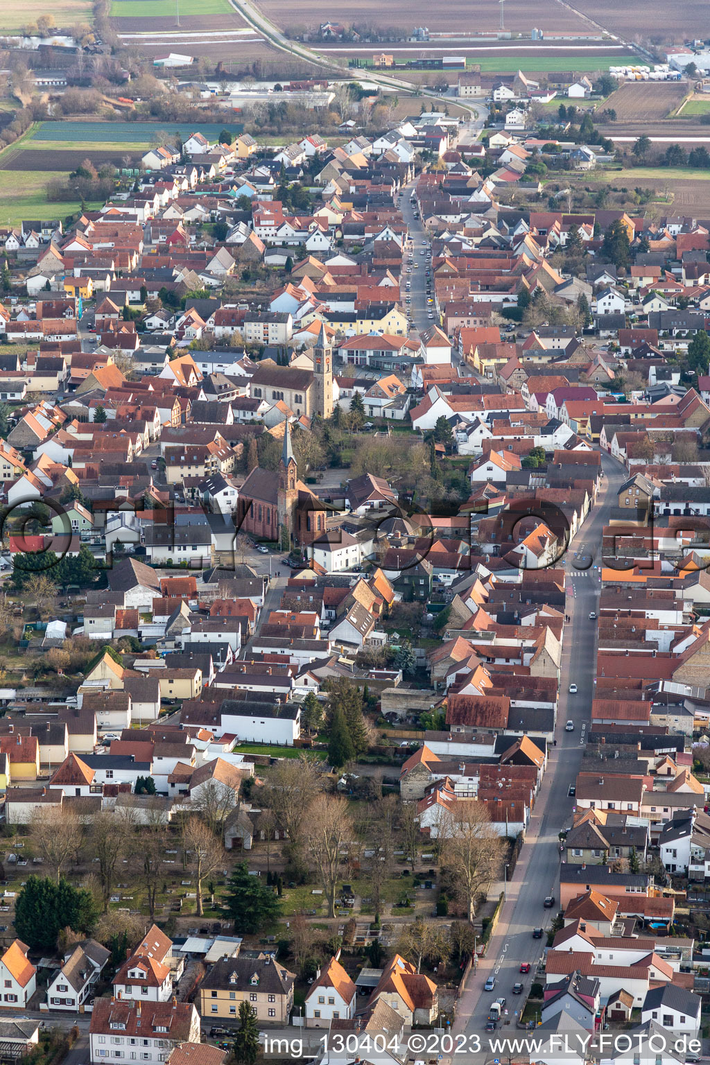 Vue aérienne de Rue principale Dannstadt à le quartier Dannstadt in Dannstadt-Schauernheim dans le département Rhénanie-Palatinat, Allemagne