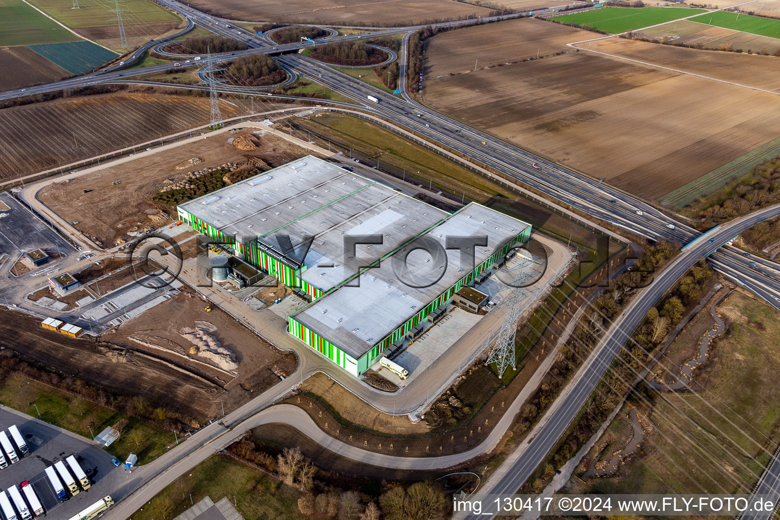 Nouvelle construction du Pfalzmarkt pour les fruits et légumes à Mutterstadt dans le département Rhénanie-Palatinat, Allemagne d'en haut