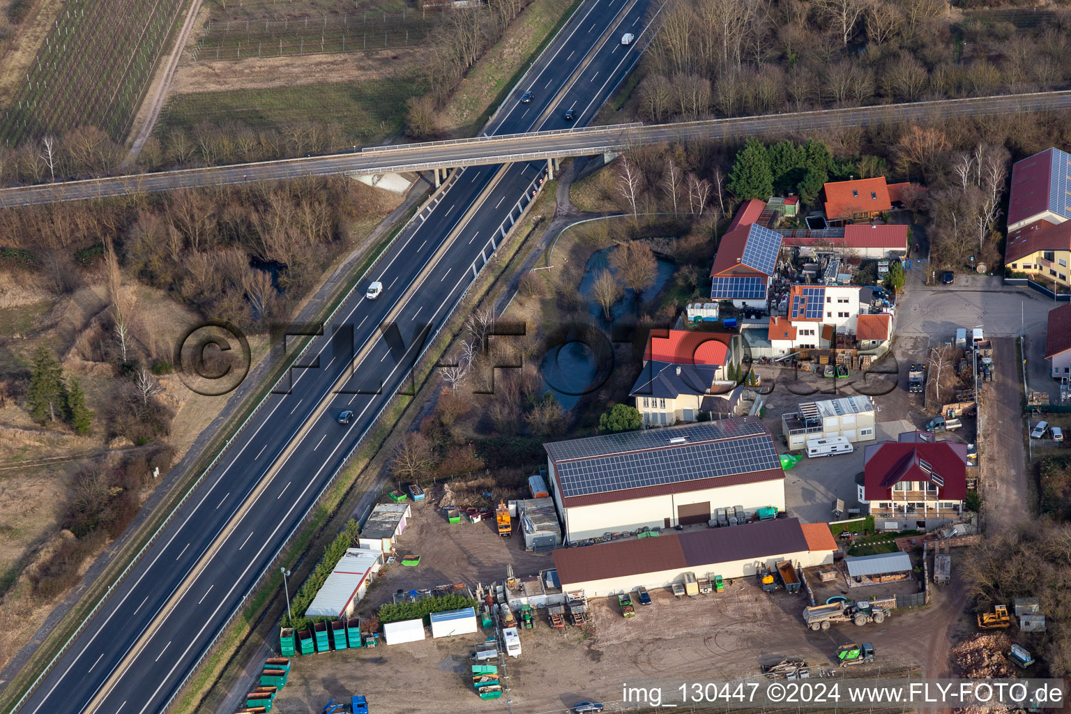 Vue aérienne de Zone commerciale In der Nauroth, protection contre le bruit industriel GOWA à Ellerstadt dans le département Rhénanie-Palatinat, Allemagne