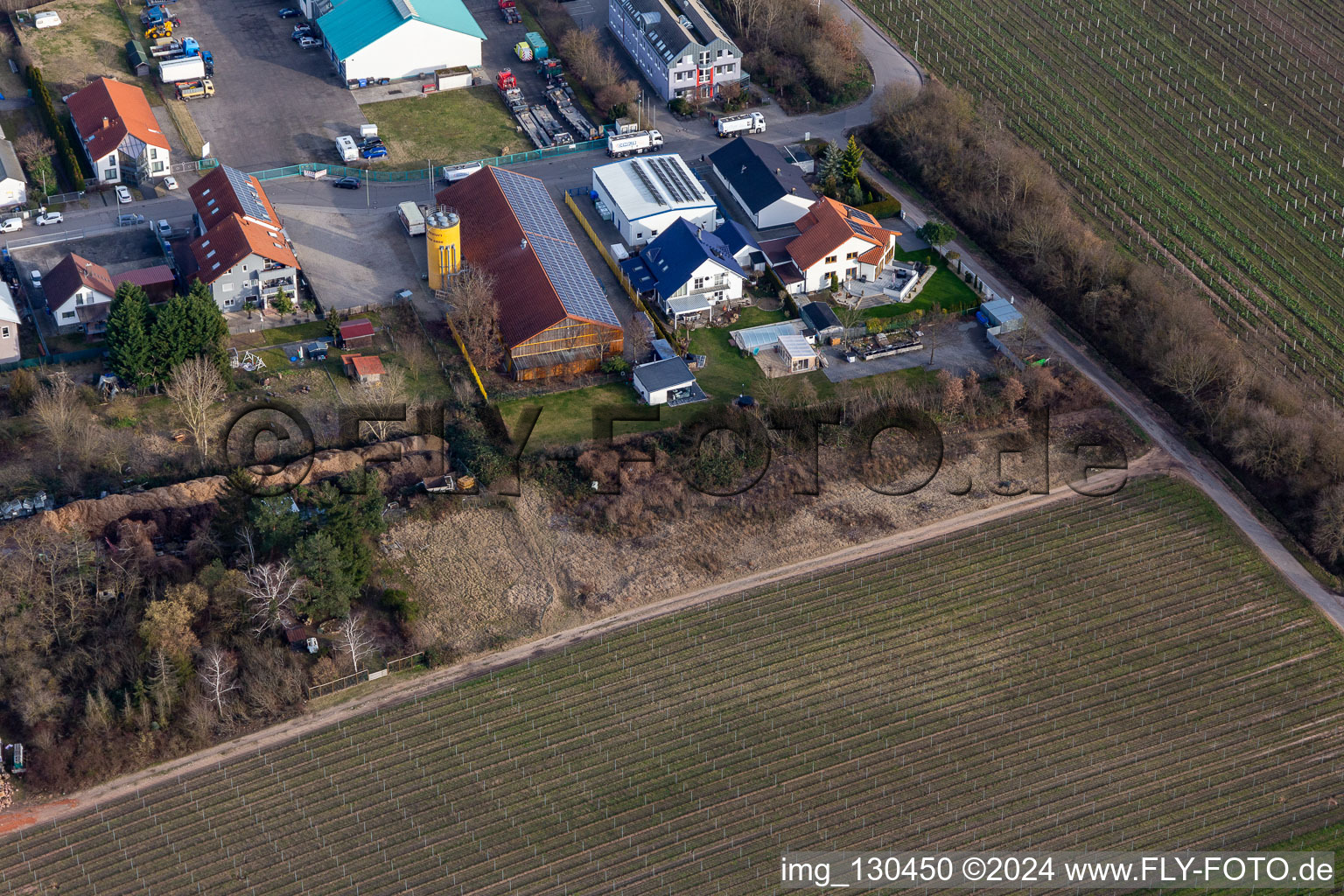 Vue aérienne de Zone commerciale dans le Nauroth. HWP les fabricants de meubles à Ellerstadt dans le département Rhénanie-Palatinat, Allemagne