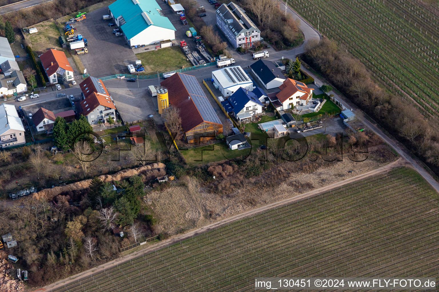 Vue aérienne de Zone commerciale dans le Nauroth. HWP les fabricants de meubles à Ellerstadt dans le département Rhénanie-Palatinat, Allemagne