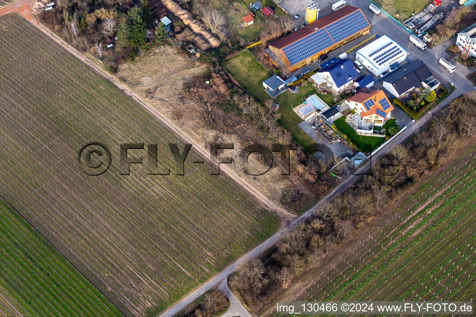 Photographie aérienne de Zone commerciale dans le Nauroth. HWP les fabricants de meubles à Ellerstadt dans le département Rhénanie-Palatinat, Allemagne