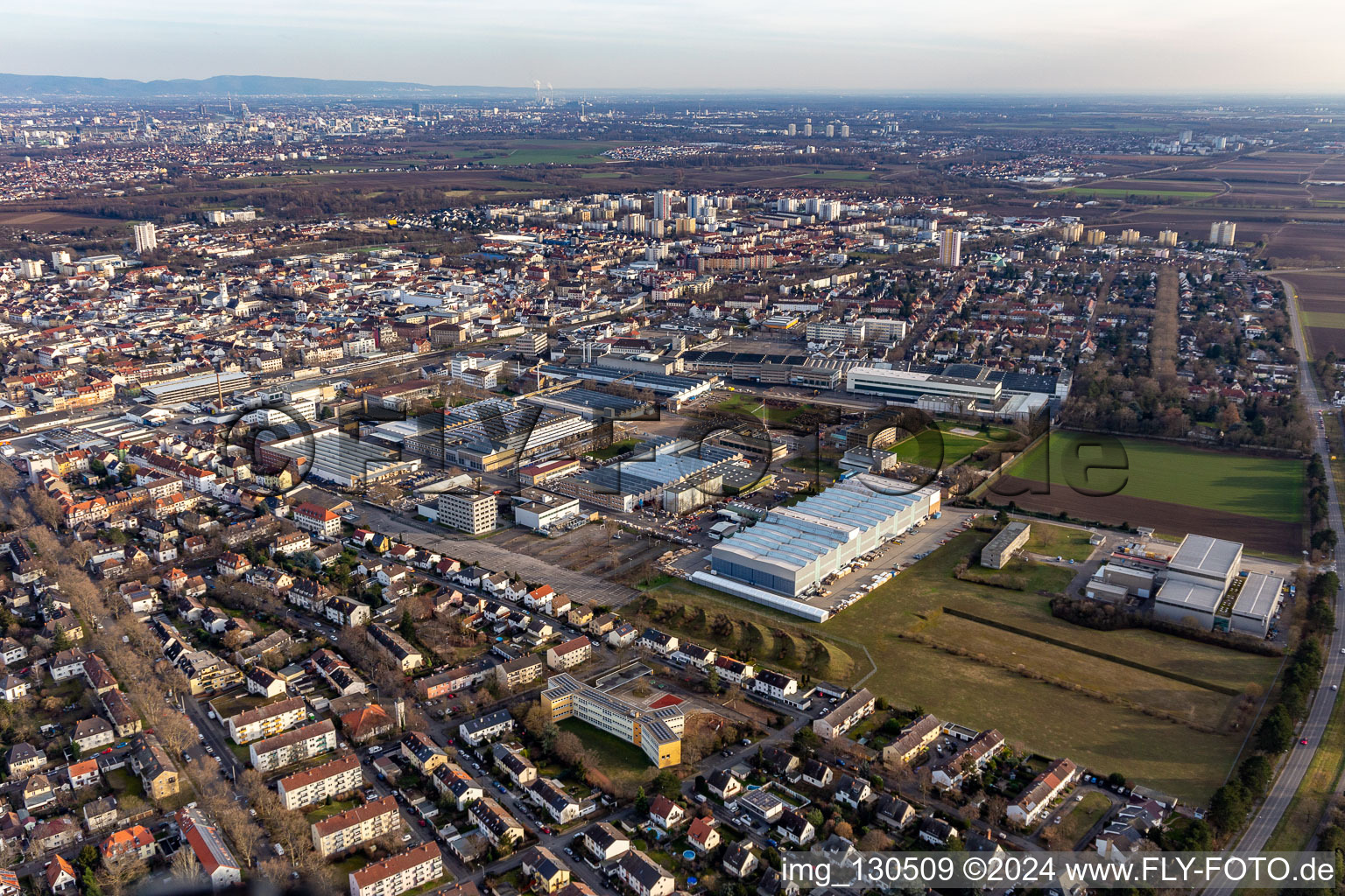 Vue aérienne de KSB SE & Co KGaA à Frankenthal dans le département Rhénanie-Palatinat, Allemagne