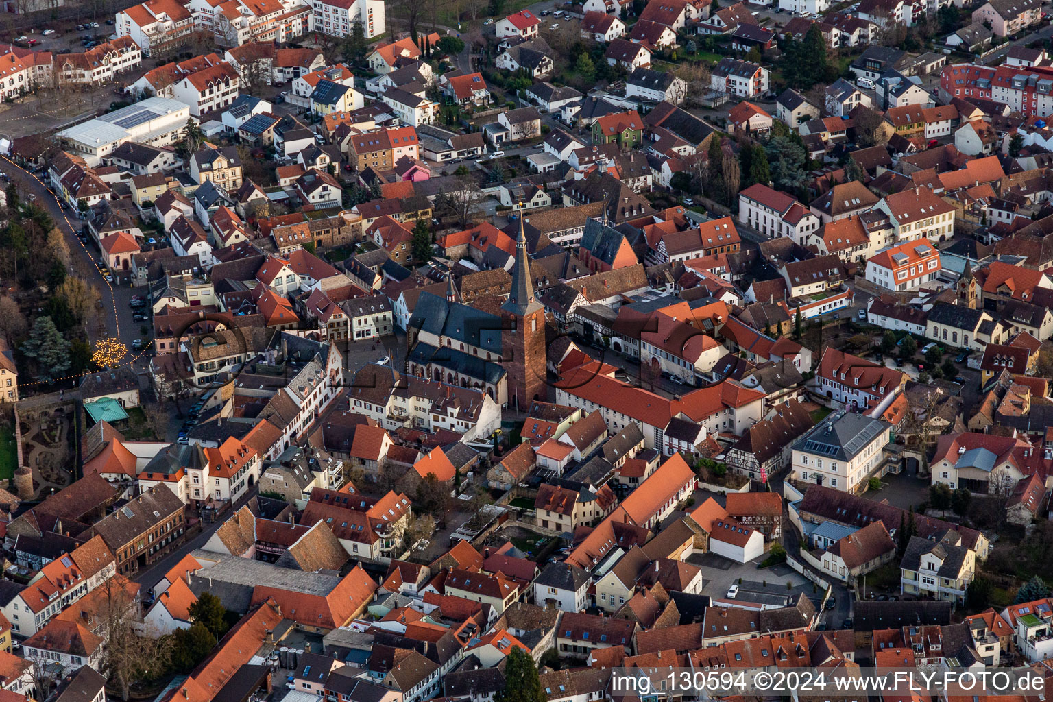 Vue aérienne de Église paroissiale Saint-Urlrich à Deidesheim dans le département Rhénanie-Palatinat, Allemagne