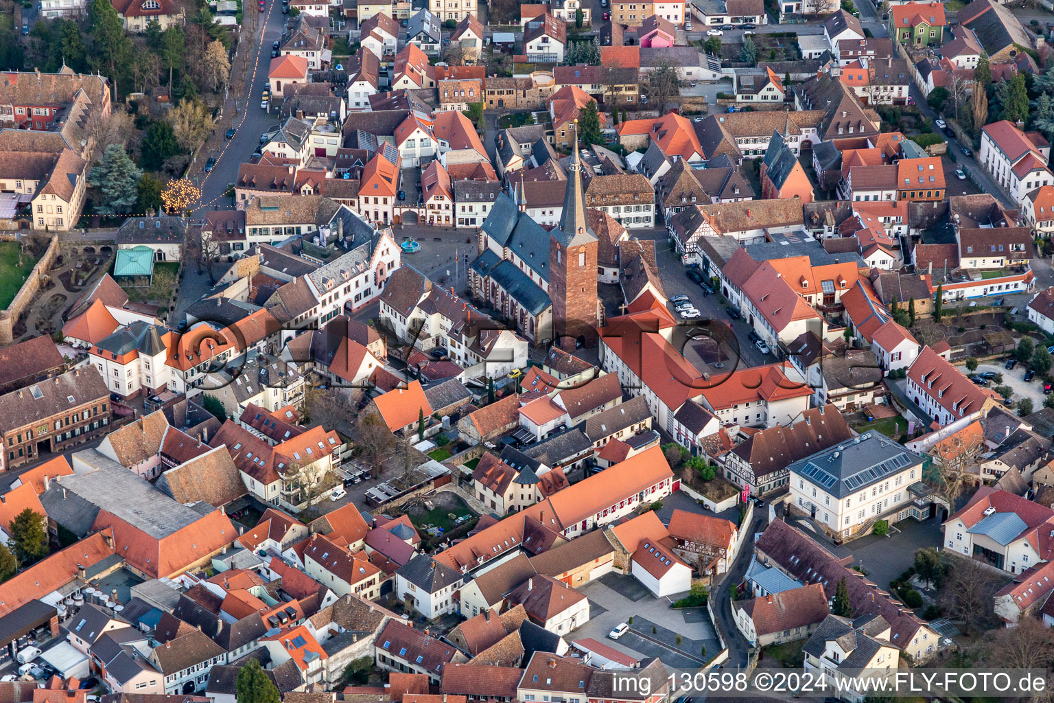 Vue aérienne de Église paroissiale Saint-Urlrich à Deidesheim dans le département Rhénanie-Palatinat, Allemagne