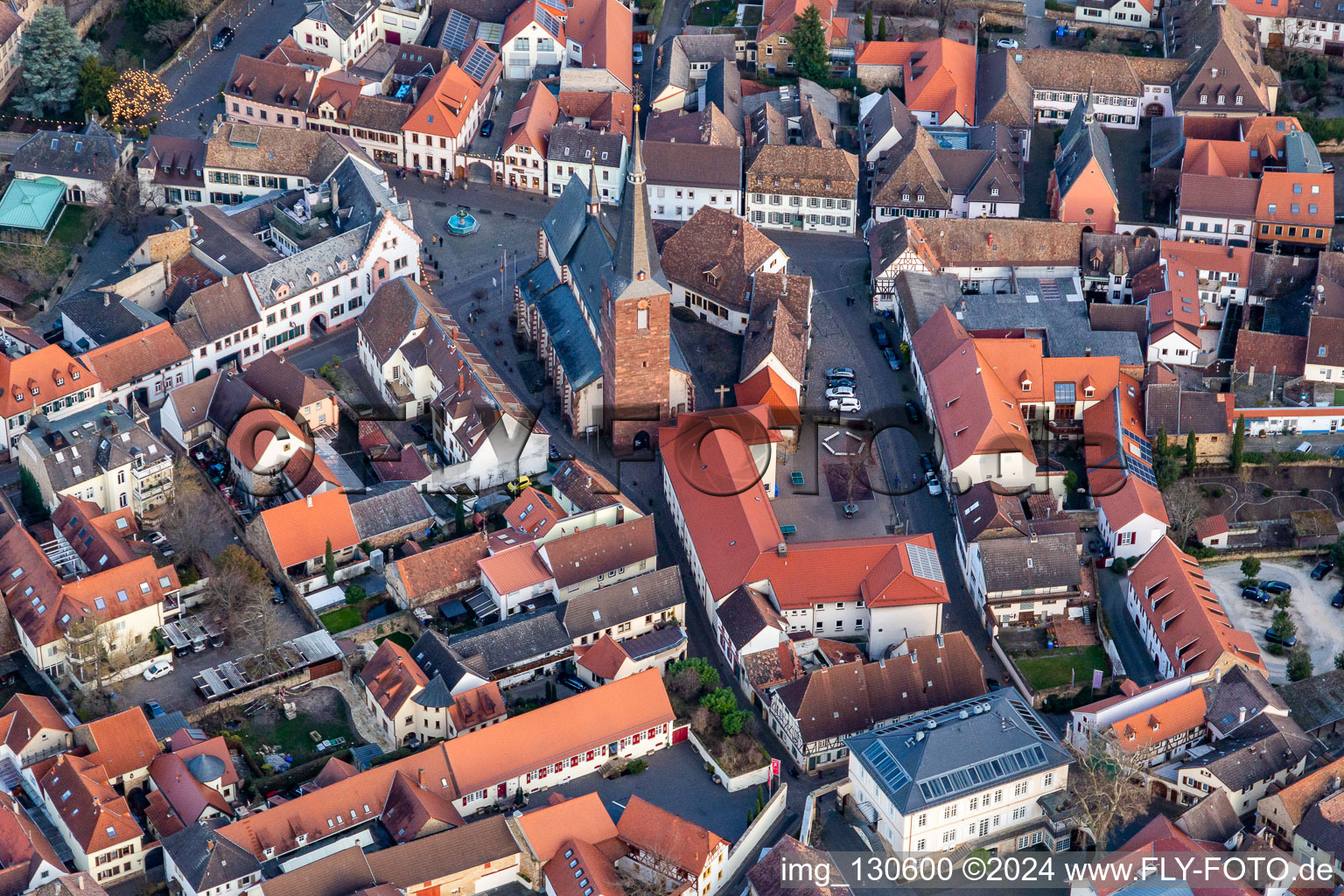 Photographie aérienne de Église paroissiale Saint-Urlrich à Deidesheim dans le département Rhénanie-Palatinat, Allemagne