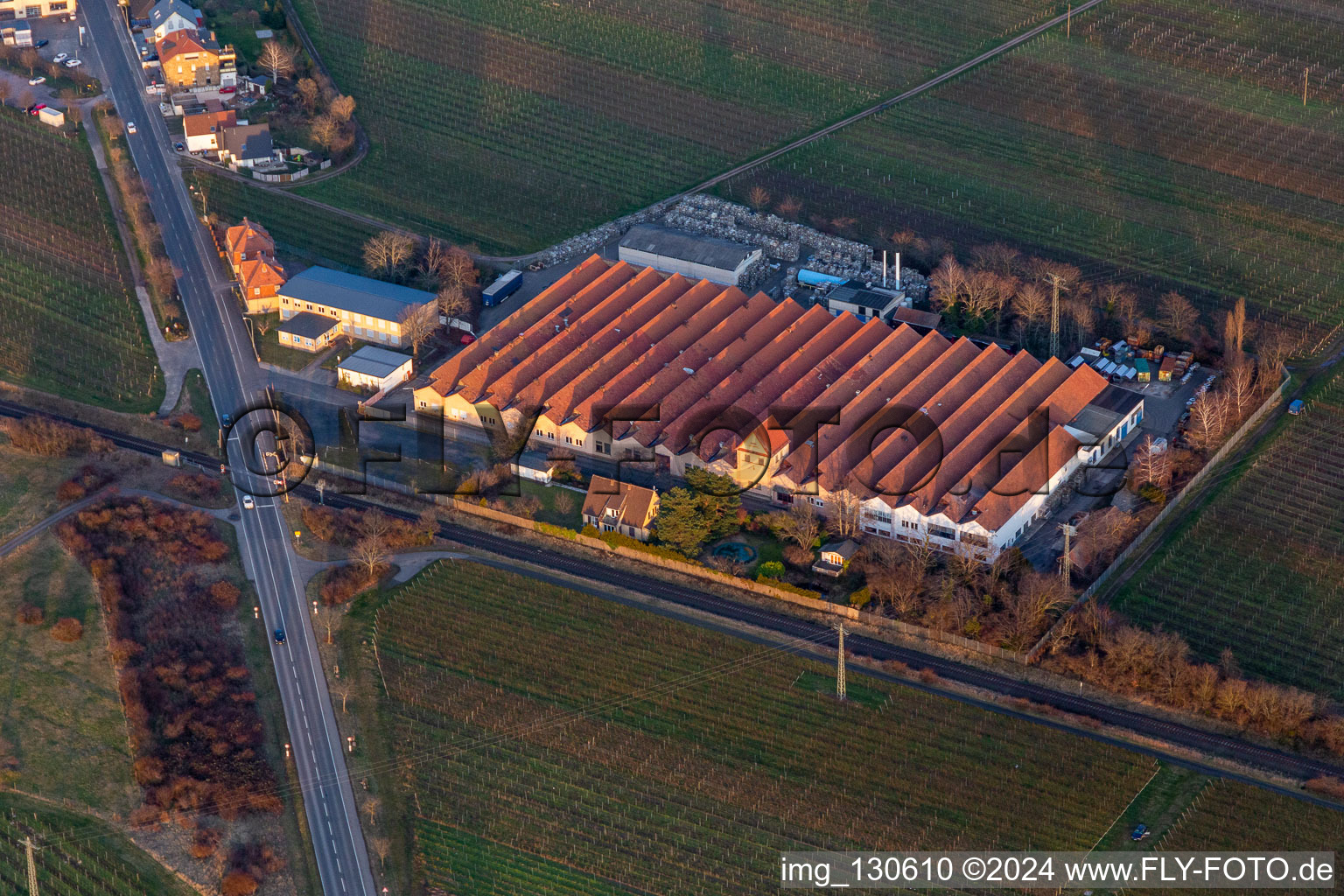 Vue aérienne de TRAVAIL DU MÉTAL à le quartier Mußbach in Neustadt an der Weinstraße dans le département Rhénanie-Palatinat, Allemagne