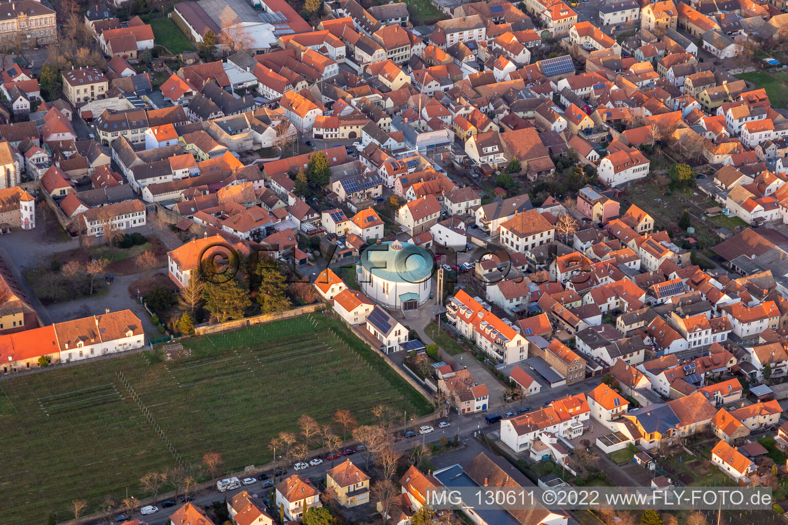 Vue aérienne de Saint-Jean Mußbach à le quartier Mußbach in Neustadt an der Weinstraße dans le département Rhénanie-Palatinat, Allemagne