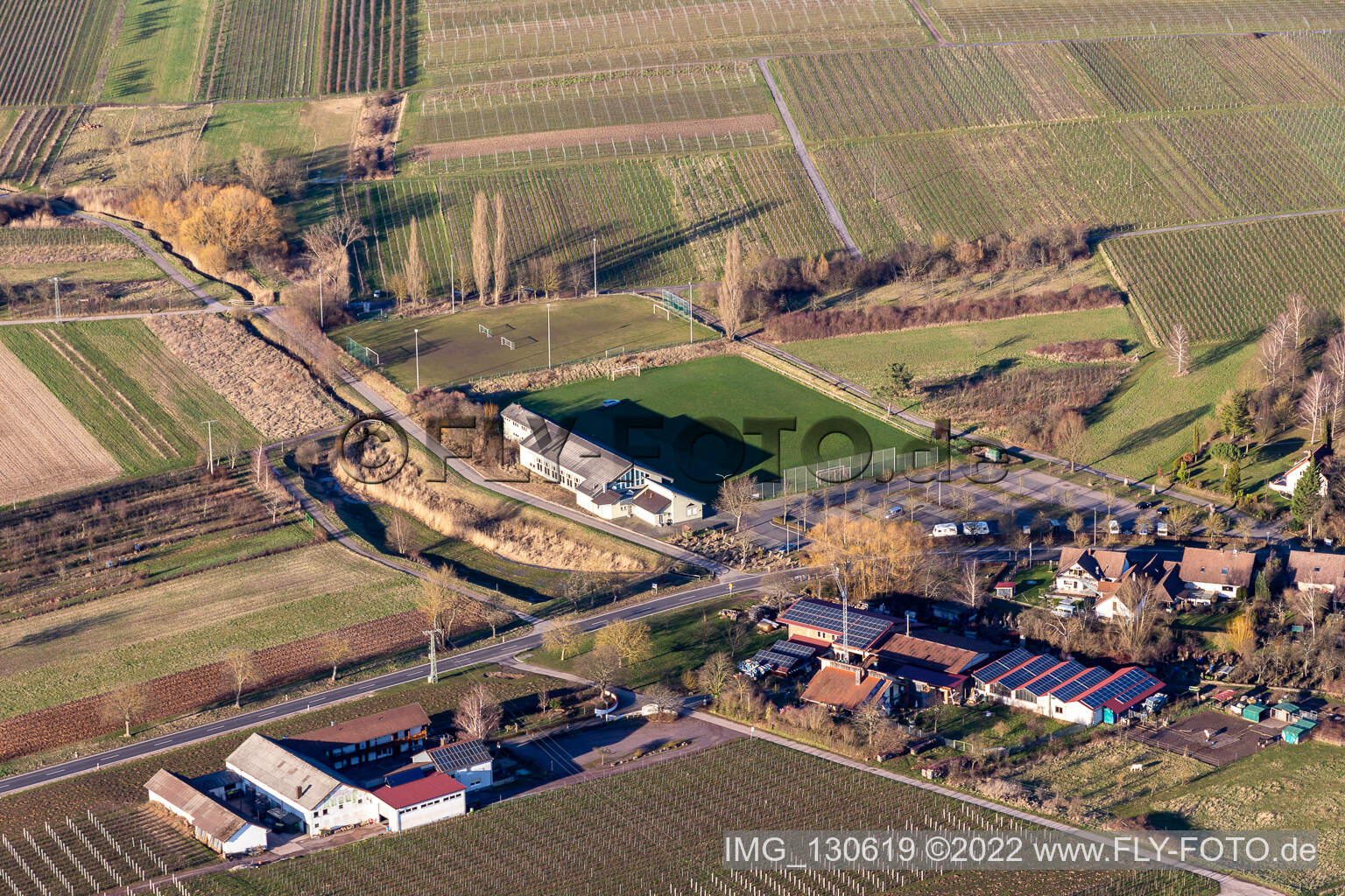 Vue aérienne de Terrain de football Göcklingen à Göcklingen dans le département Rhénanie-Palatinat, Allemagne