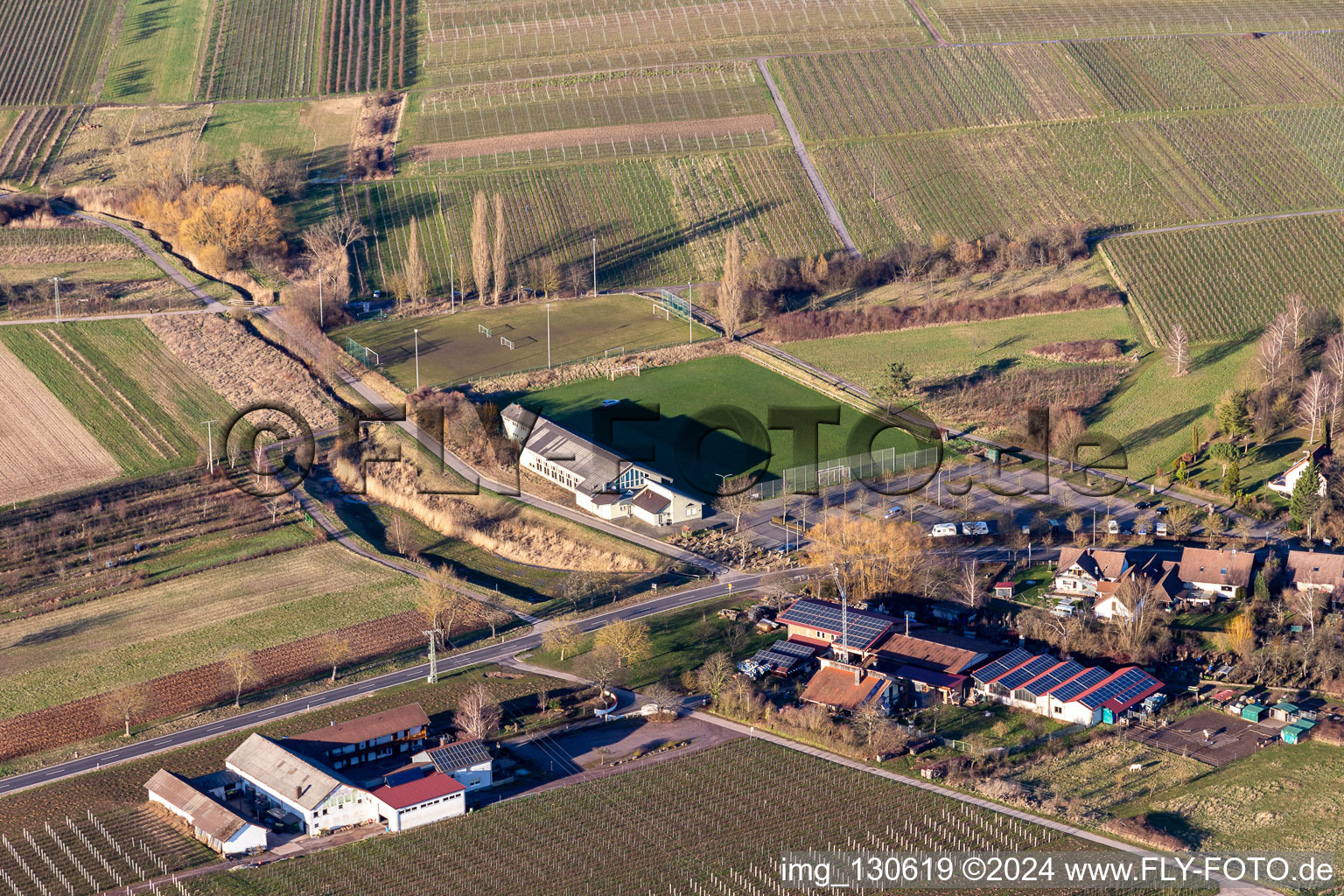 Vue aérienne de Terrain de football Göcklingen à Göcklingen dans le département Rhénanie-Palatinat, Allemagne