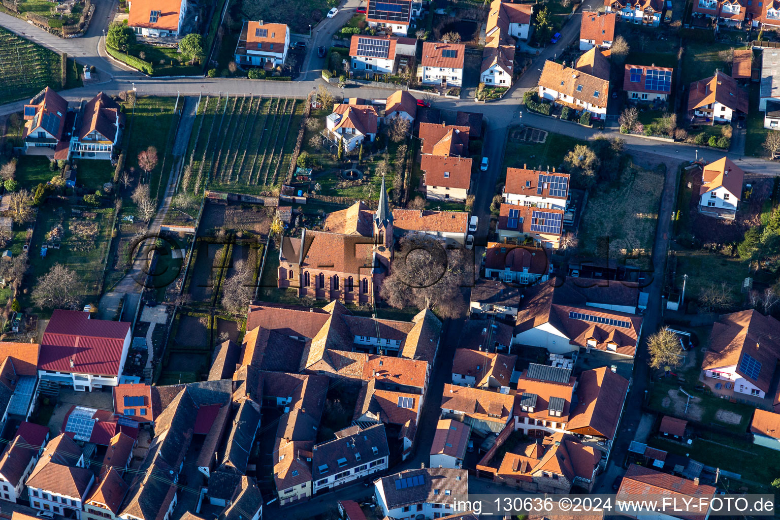 Vue aérienne de Église protestante à Birkweiler dans le département Rhénanie-Palatinat, Allemagne