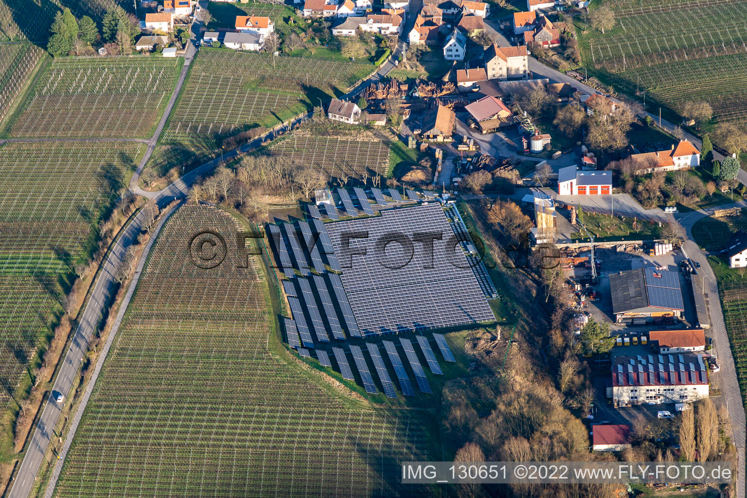 Vue aérienne de Du photovoltaïque au lieu d'un terrain de sport à Böchingen dans le département Rhénanie-Palatinat, Allemagne
