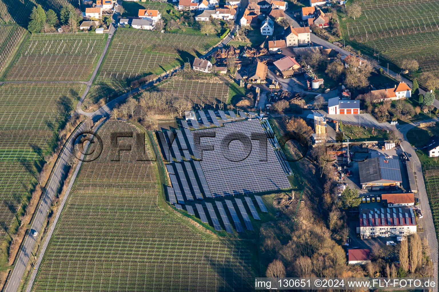 Vue aérienne de Du photovoltaïque au lieu d'un terrain de sport à Böchingen dans le département Rhénanie-Palatinat, Allemagne