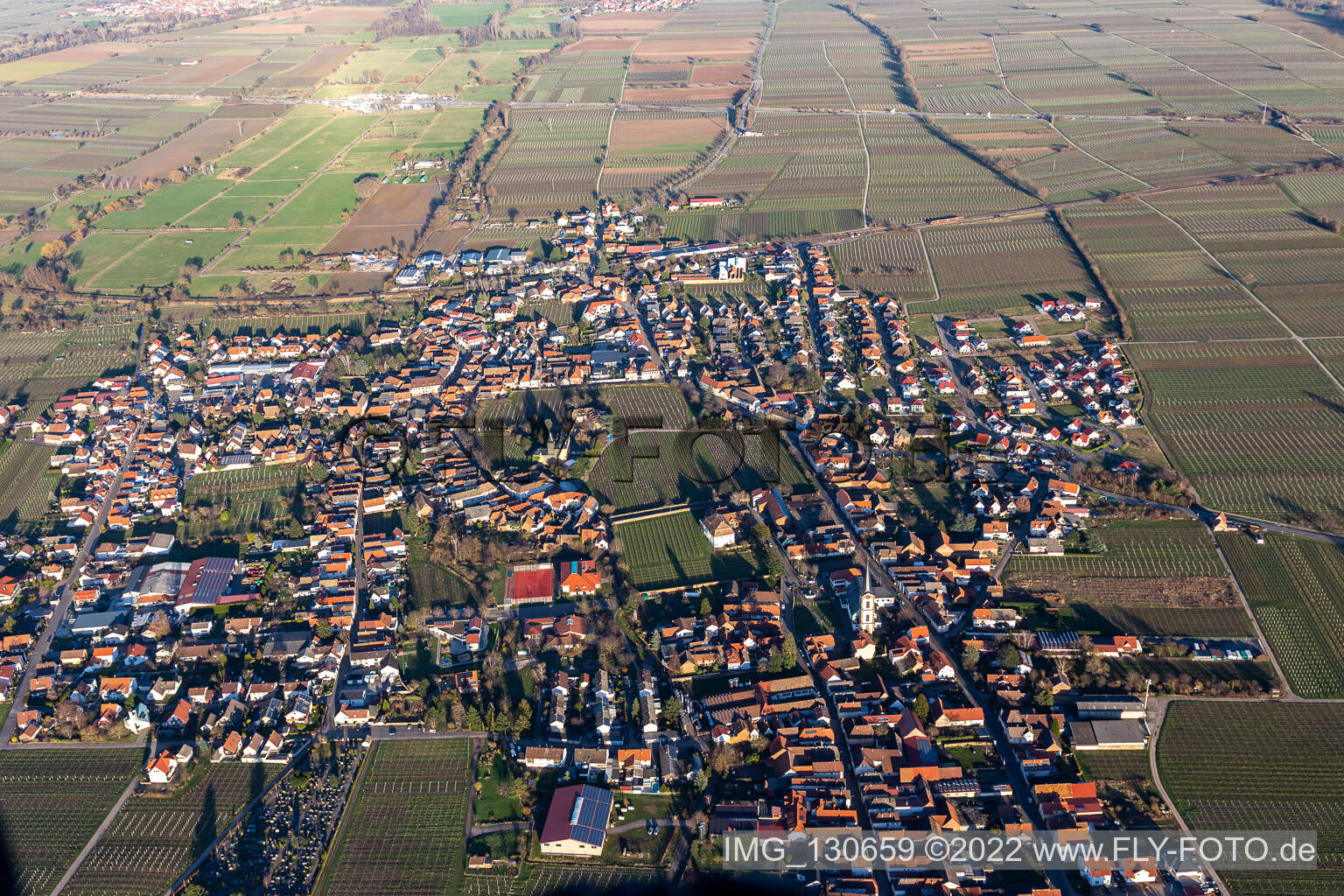 Edesheim dans le département Rhénanie-Palatinat, Allemagne du point de vue du drone