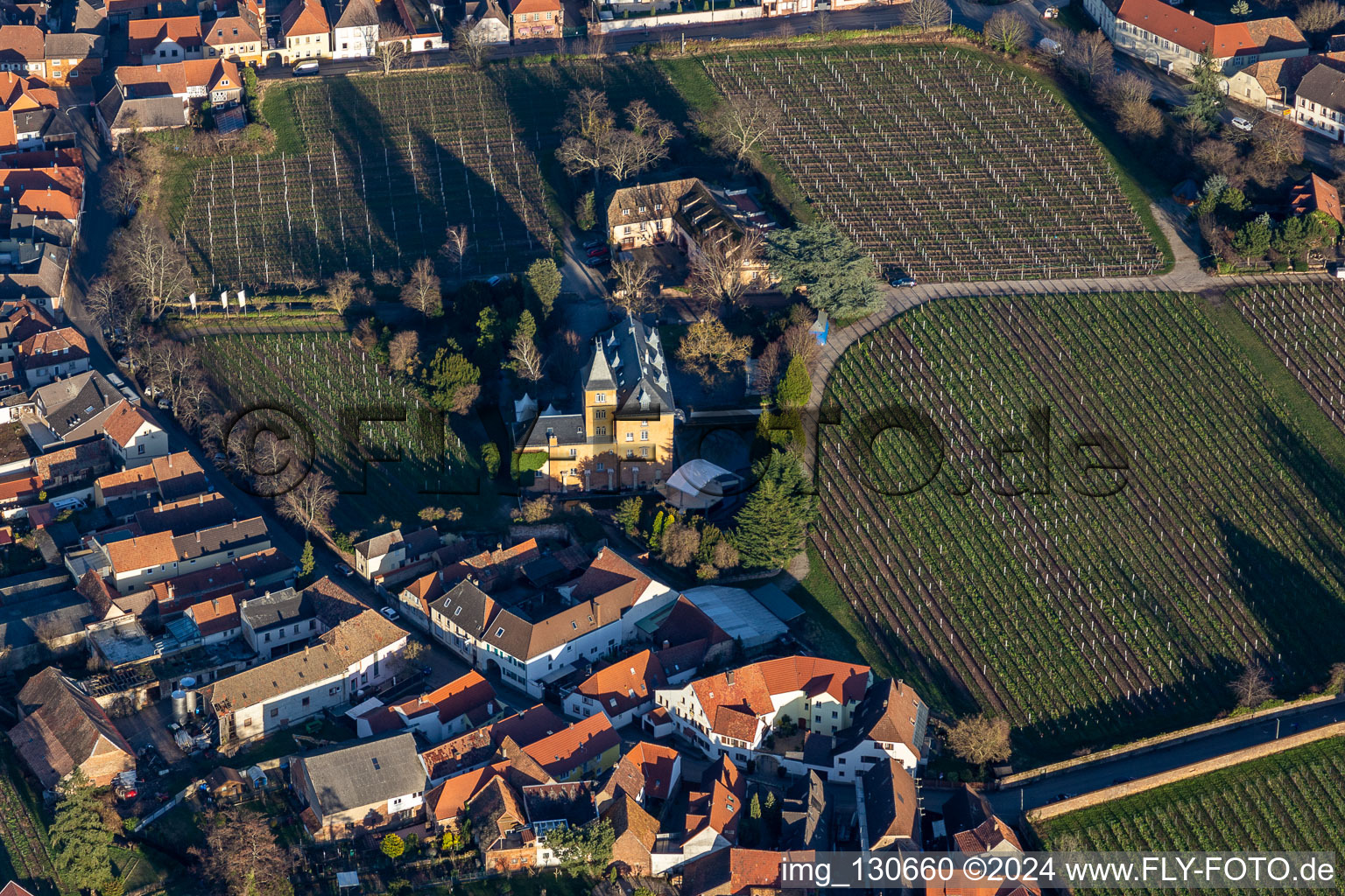 Vue aérienne de Hôtel Schloß Edesheim, hôtels privés Dr. Lohbeck GmbH & Co. KG à Edesheim dans le département Rhénanie-Palatinat, Allemagne