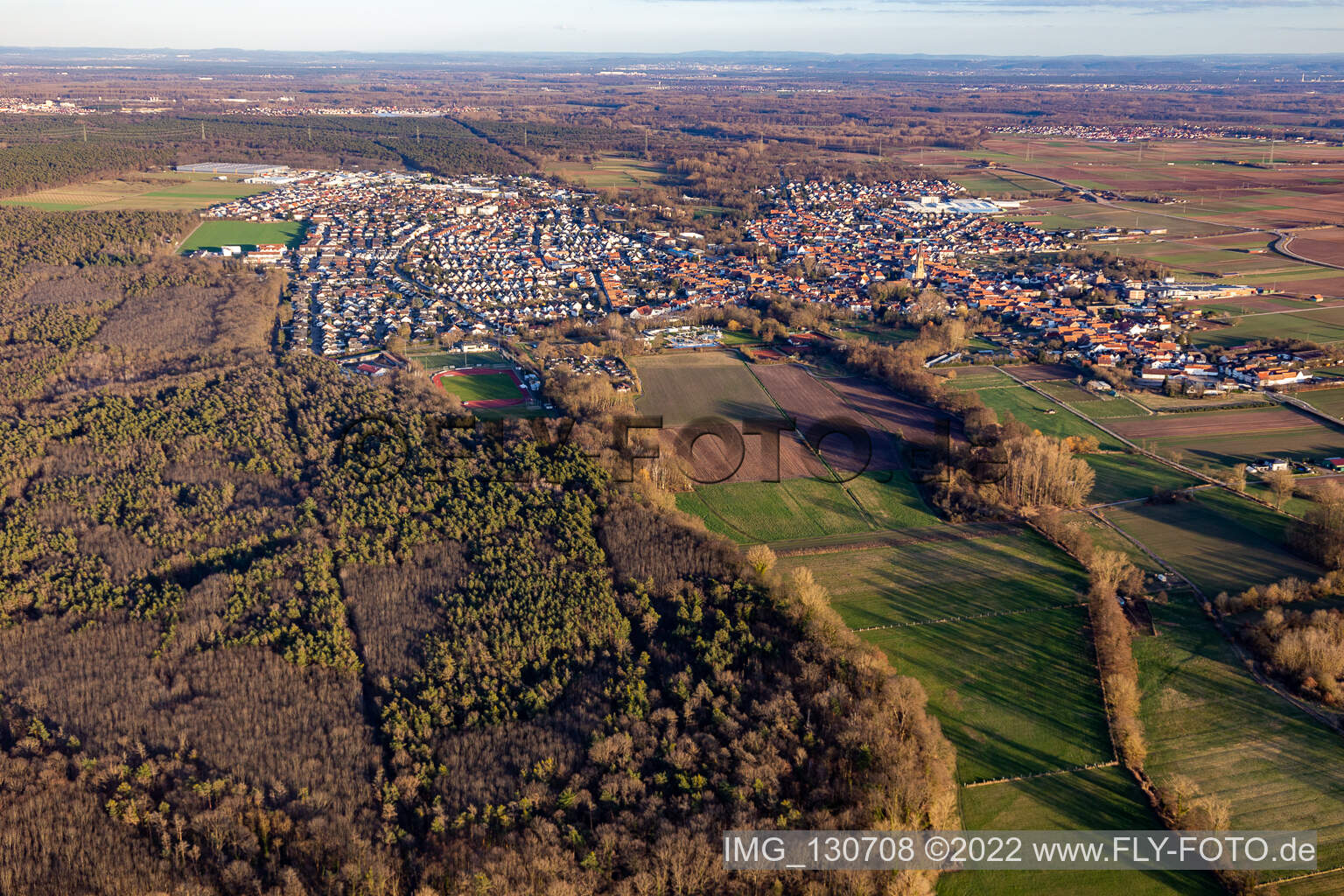 Bellheim dans le département Rhénanie-Palatinat, Allemagne vu d'un drone