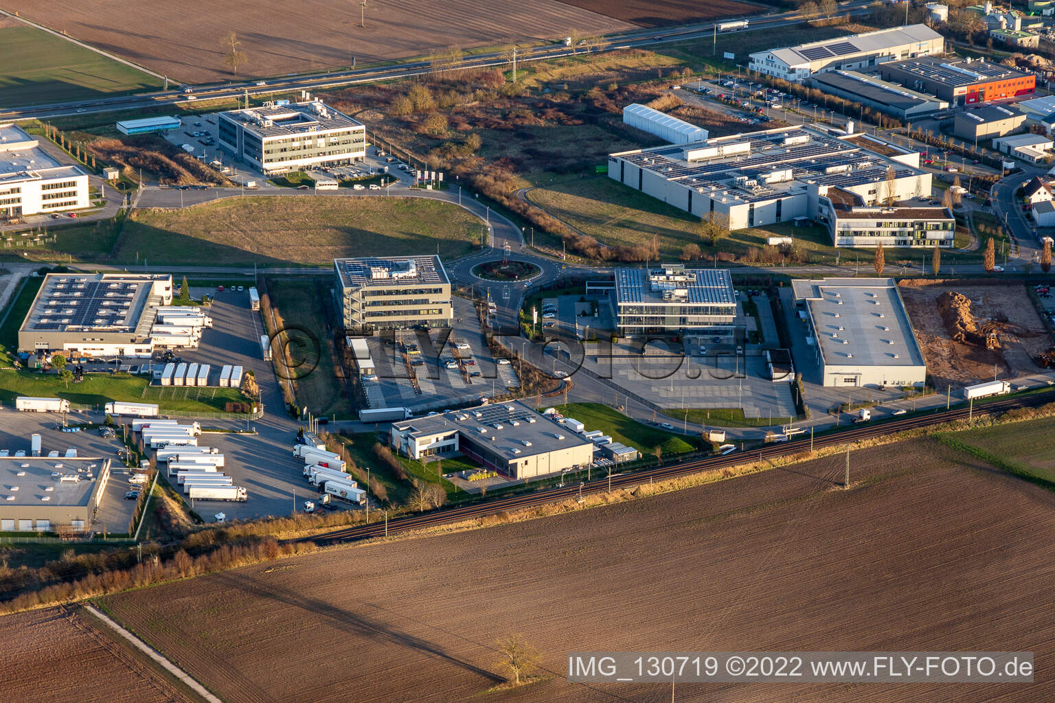 Vue aérienne de ITK Engineering GmbH, Kardex Software GmbH, Groupe MTS à Rülzheim dans le département Rhénanie-Palatinat, Allemagne