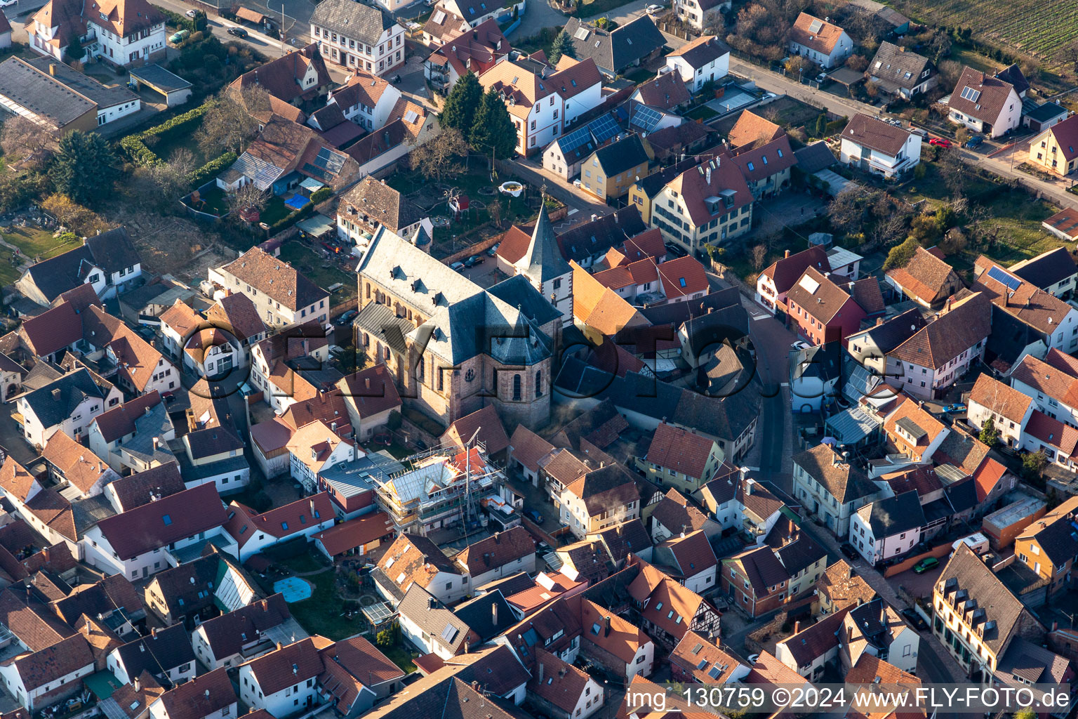 Vue aérienne de Saint-Georges à le quartier Arzheim in Landau in der Pfalz dans le département Rhénanie-Palatinat, Allemagne