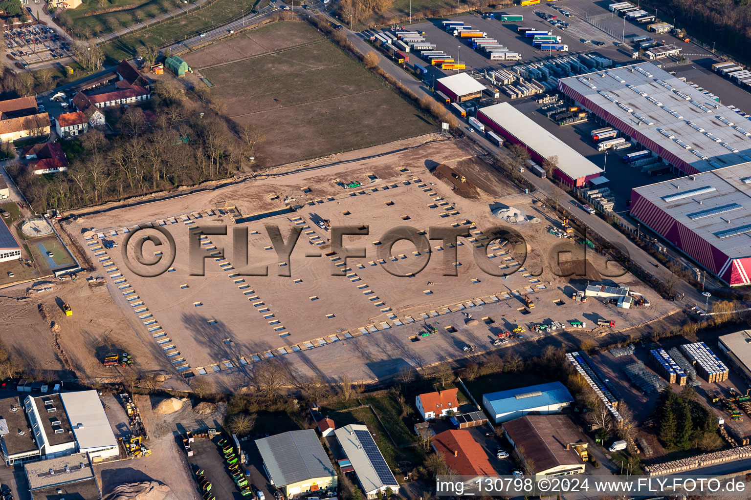 Vue aérienne de Chantier du nouveau centre logistique de Hornbach Essingen à le quartier Dreihof in Essingen dans le département Rhénanie-Palatinat, Allemagne