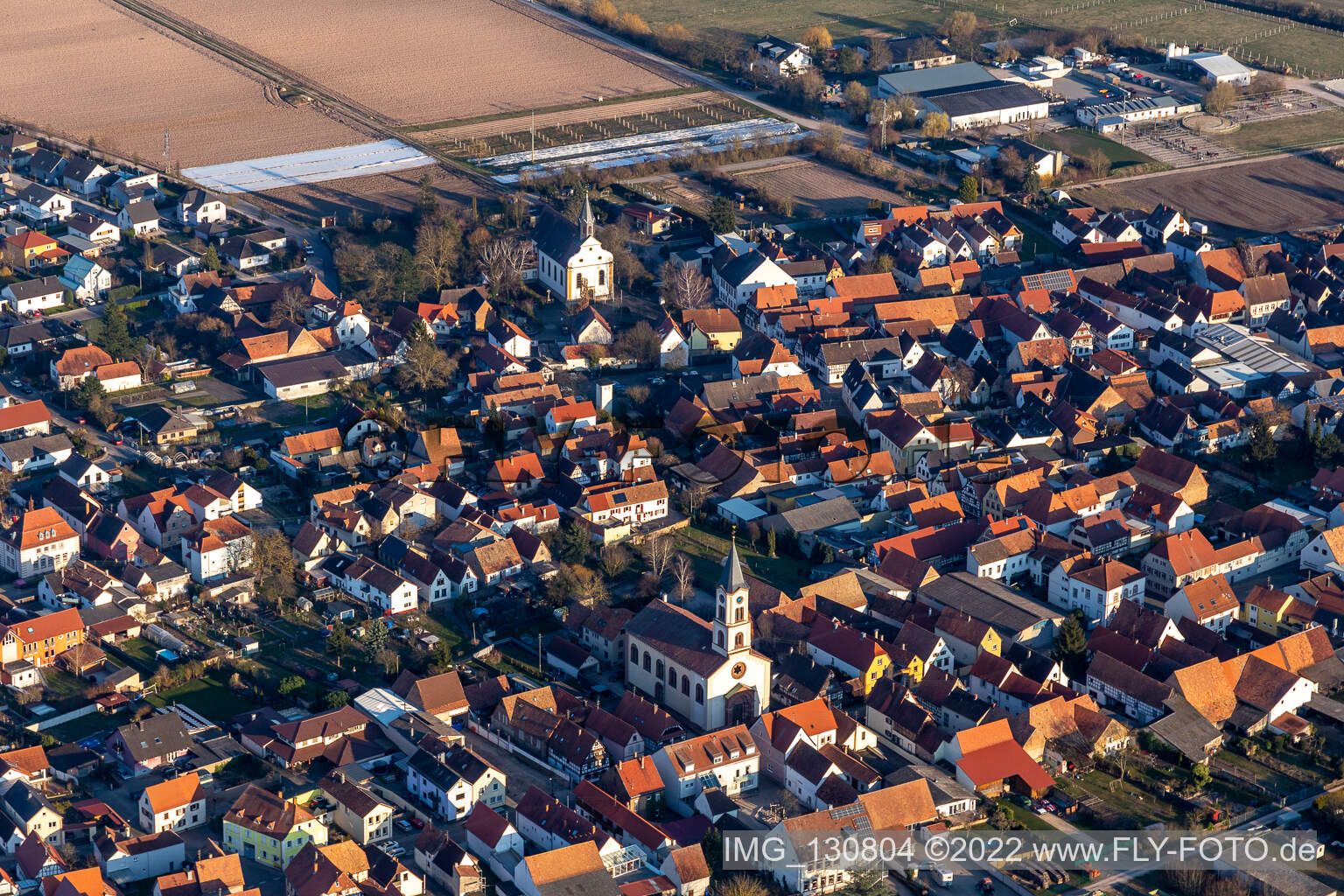 Vue aérienne de Église Saint-Barthélemy et protestante Zeiskam à Zeiskam dans le département Rhénanie-Palatinat, Allemagne