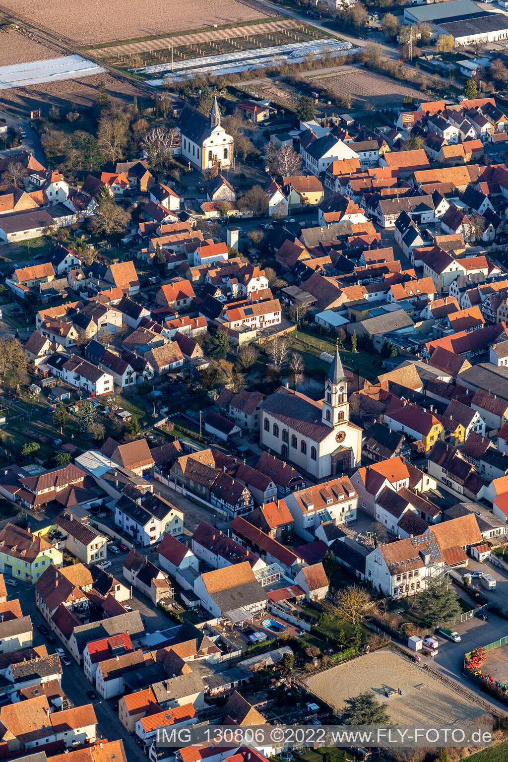 Vue aérienne de Église Saint-Barthélemy et protestante Zeiskam à Zeiskam dans le département Rhénanie-Palatinat, Allemagne